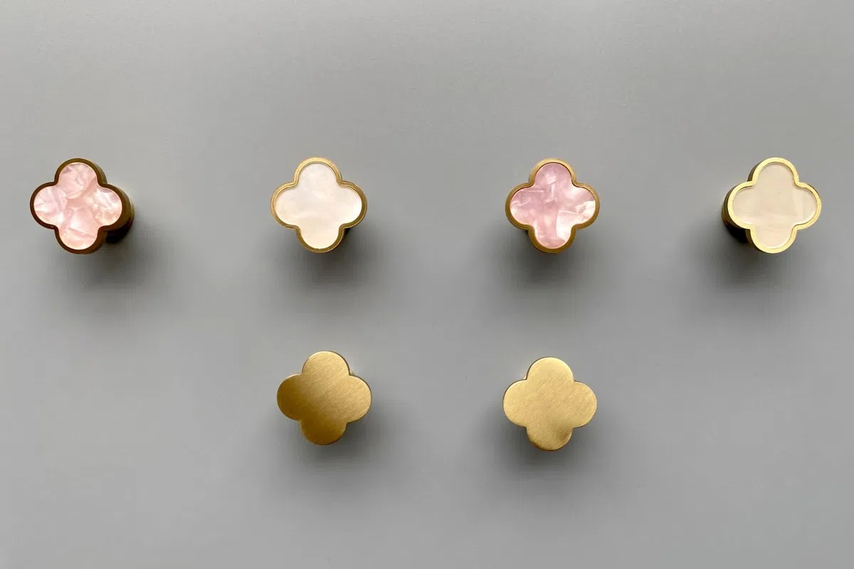 Gancio decorativo da parete in ottone massiccio, ganci a vite per appendere cappotti, zaini e borse, ganci da parete dorati champagne (confezione da 4, bianco conchiglia)