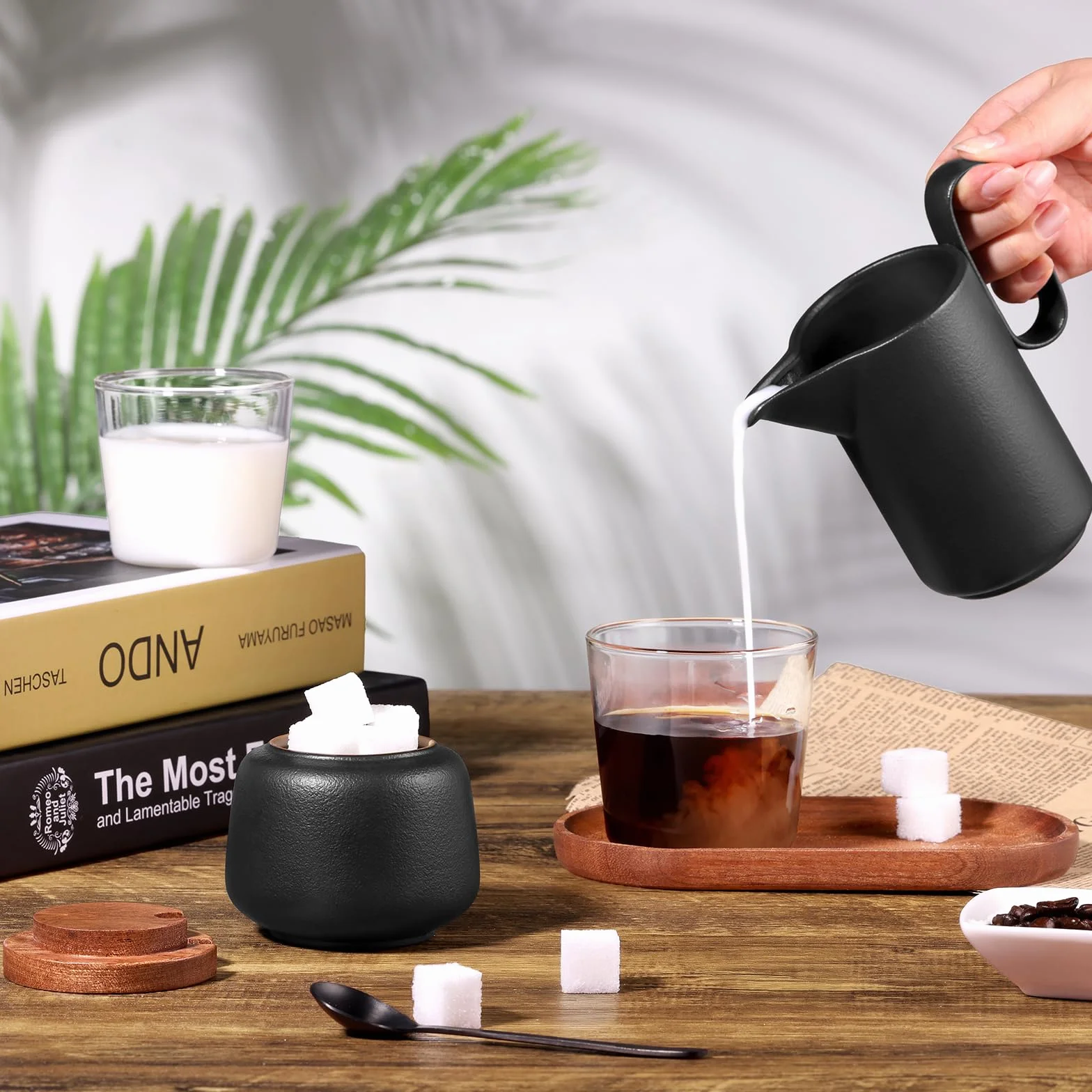 ecooe Set latte e zucchero – Brocca per latte in ceramica nera e zuccheriera, con coperchio e cucchiaio in metallo, zuccheriera Barista con vassoio in legno, brocca in ceramica, contenitore per latte