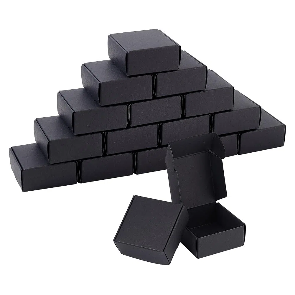OLYCRAFT 100 mini scatole di cartone da 5,5 x 5,5 x 2,5 cm, scatole regalo in cartone nero, scatole per gioielli in carta kraft piccole scatole ondulate per confezioni regalo piccoli oggetti