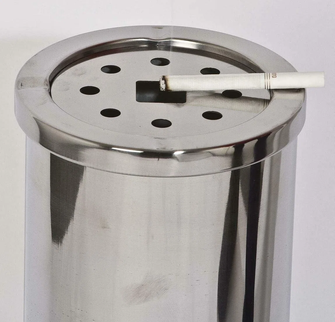 Posacenere da Terra in Acciaio Inox, Modello Tondo, 15 cm Diametro, 56 cm Altezza, per Esterno e Interno Disponible in 2 colori (Inox)