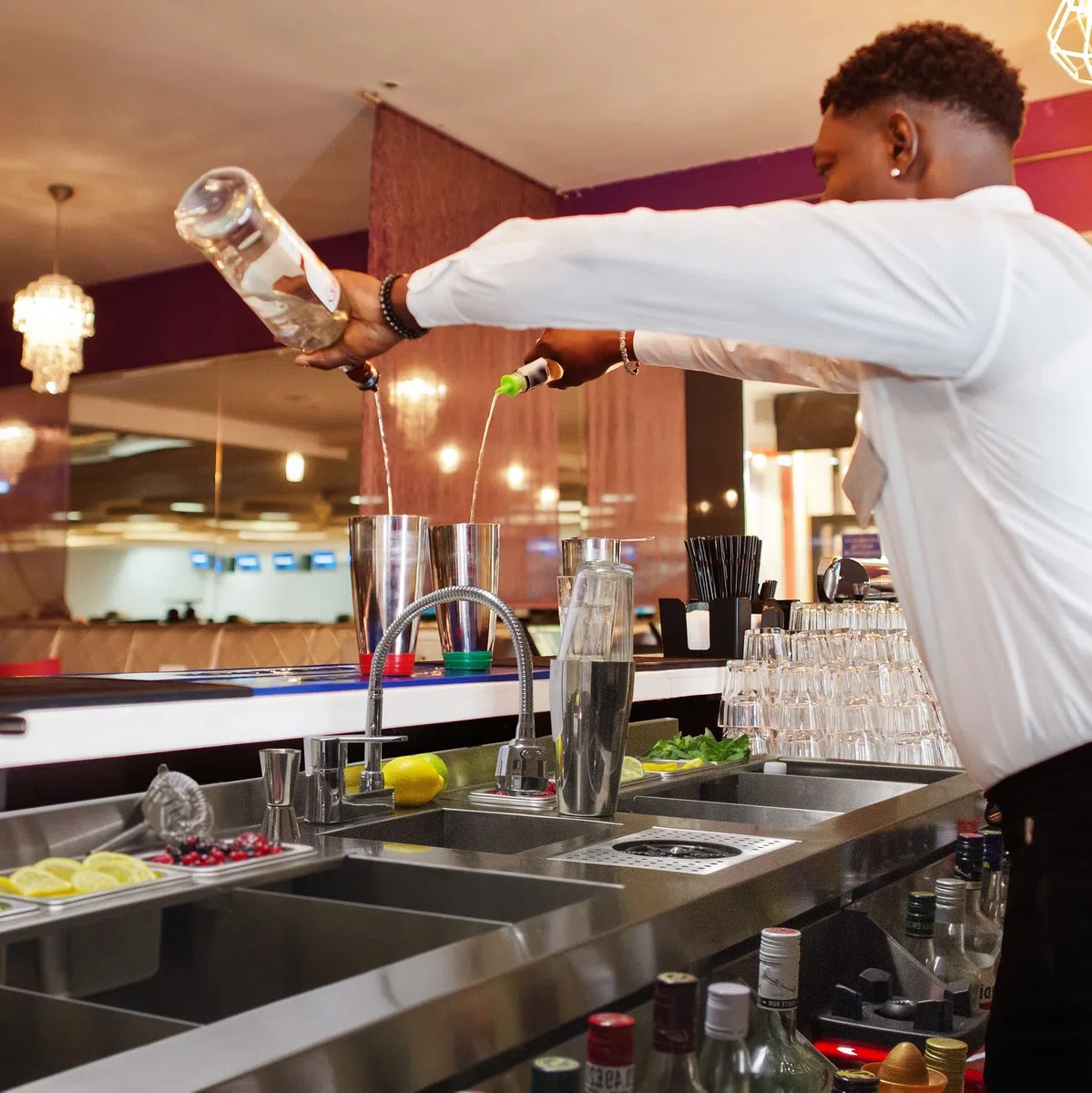 Postazione da Barman Bancone Bar Doppio Cocktail Acciaio Inox Pozzetto per Ghiaccio Isolato Postazione Bar Indipendente Installazione Bar Lavello con Rubinetto, Mensola per Bottiglie e Pentole Gastro