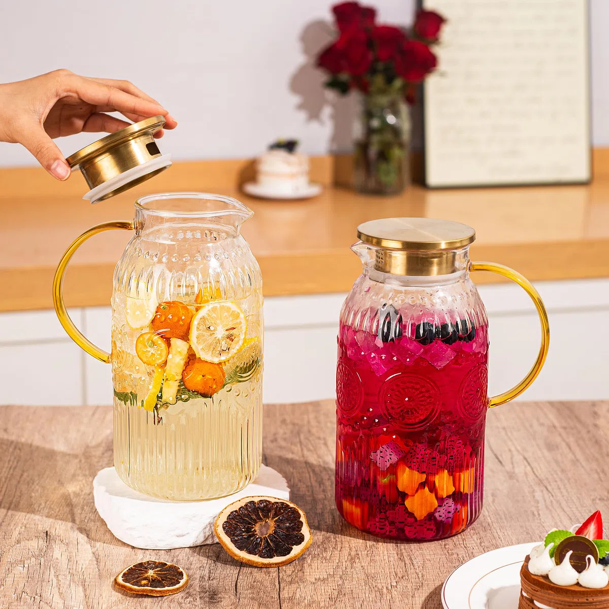Amzcku Brocca in vetro con coperchio, brocca per acqua vintage da 2 litri, caraffa per acqua fredda, caffè, limonata, tè freddo, bevande, brocca in vetro resistente al calore, 1 confezione