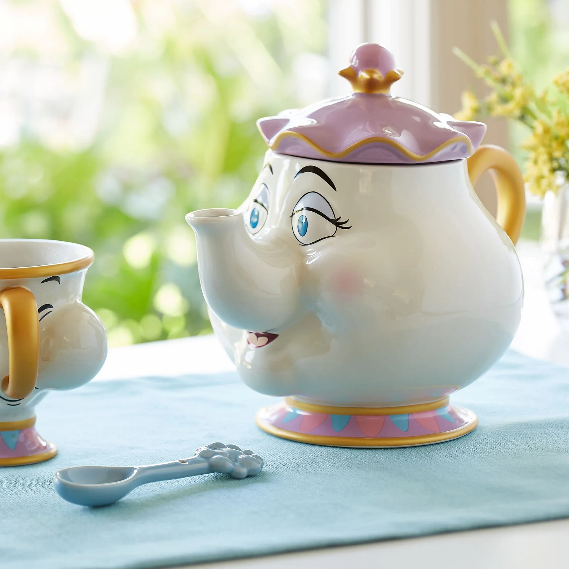 Disney Store grande teiera ufficiale in ceramica di Mrs. Bric, La Bella e la Bestia, teiera per bimbi in gres con dettagli dipinti e particolari in lamina dorata - 945 ml