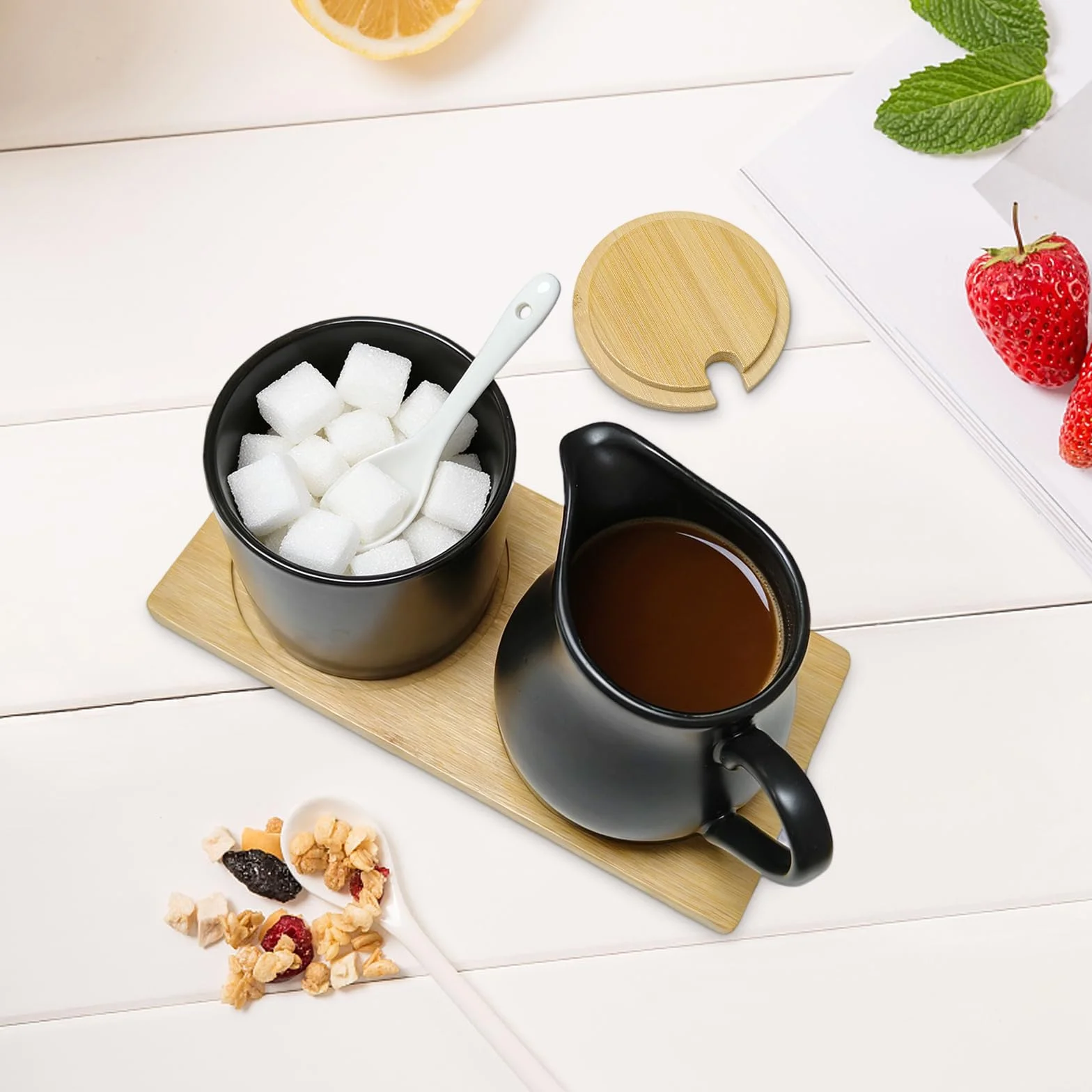 Set di latte e zucchero con coperchio e cucchiaio, bricco per latte in ceramica e zuccheriera con vassoio in legno, set per caffè, latte e latte lavabile in lavastoviglie (nero)