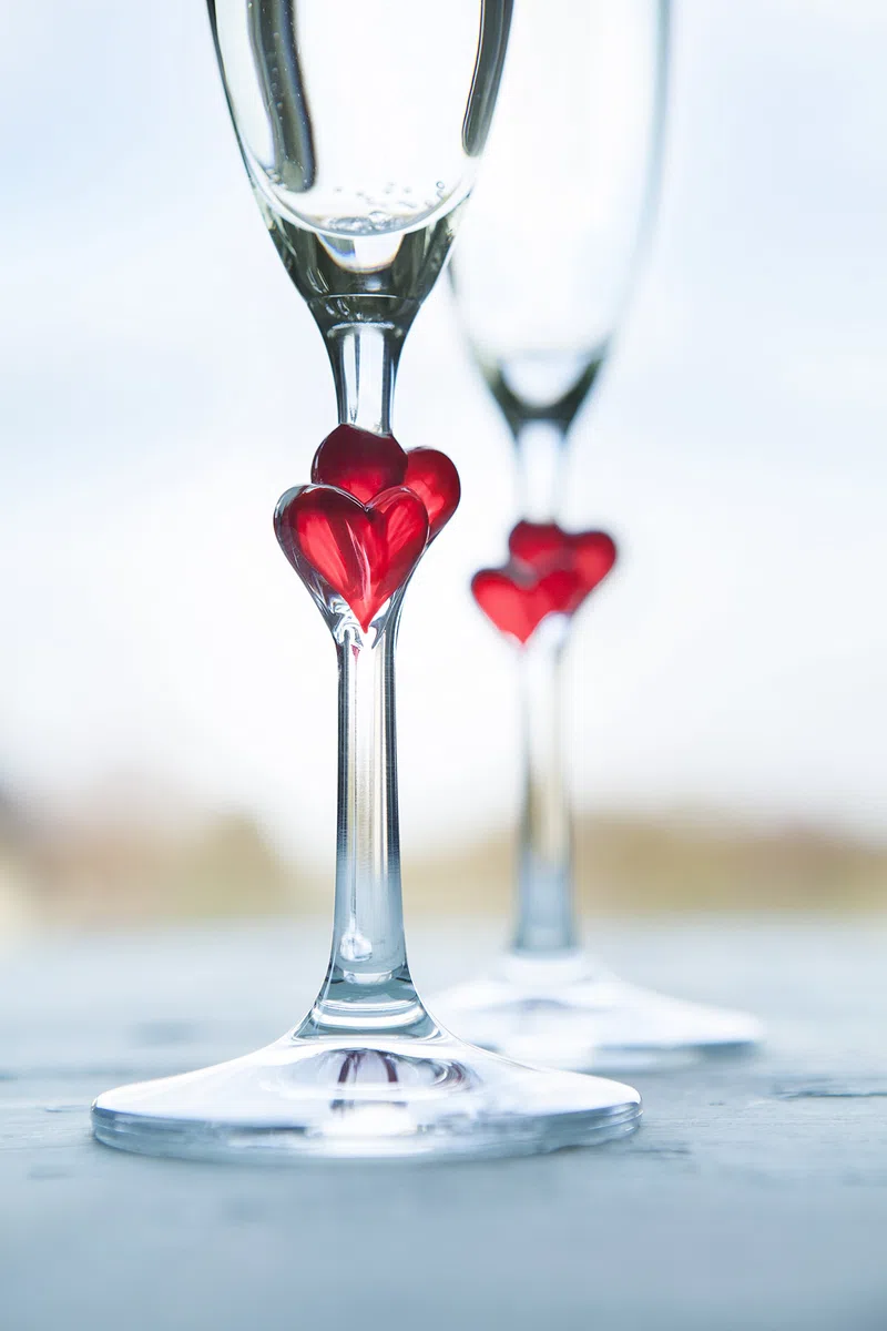 AMAVEL - Set 2 Flûte con Cuori Rossi sullo Stelo e Incisione - Motivo Cuori - Personalizzati con [NOMI] e [DATA] - Calici da Prosecco - Regalo di Nozze - Regalo di Anniversario - San Valentino