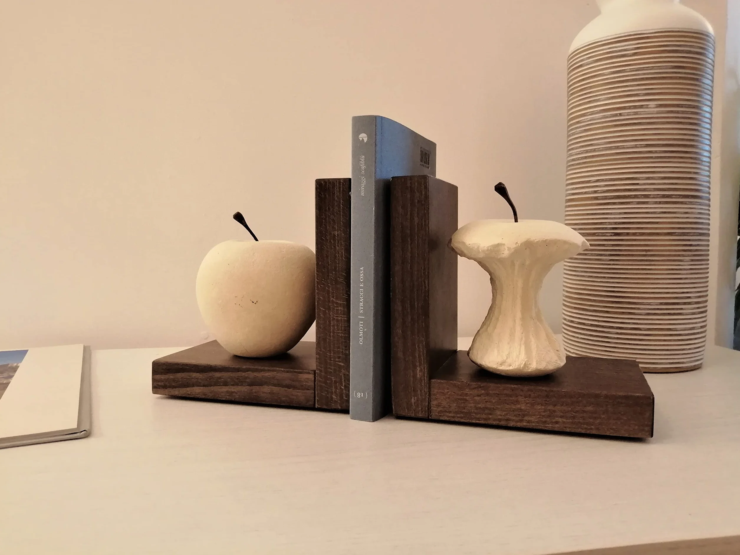 Coppia Di Fermalibri per Cameretta Ferma Libro Scultura In Pietra Su Base In Legno 2 Fermalibri Design Da Scrivania Prodotto Lavorato Made In Italy Q027T + Q027M