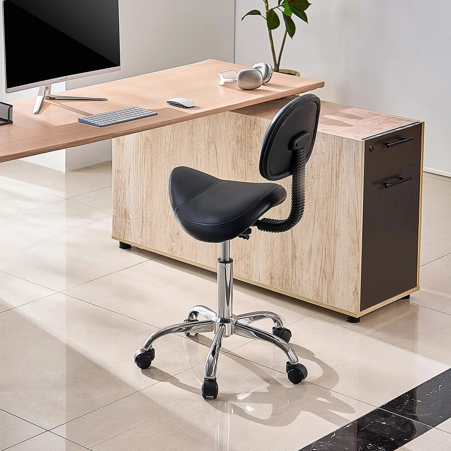 VEVOR Sgabello da Sella con Ruote Supporto per la Schiena, Capacità 204 kg, Sgabello Ergonomico Girevole in Pelle PU Ispessita Regolabile in Altezza per Salone, Massaggi, Clinica, Nero