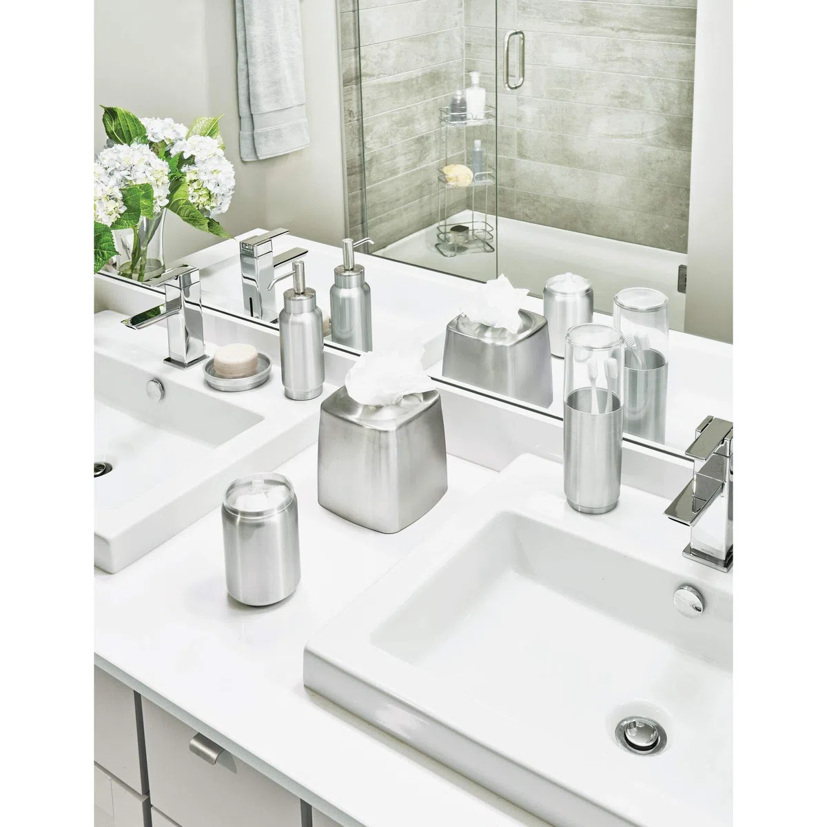 iDesign Austin Portaspazzolino Bagno da appoggio, Porta spazzolini con Coperchio in Metallo e plastica, Trasparente/Argento Opaco, 7,6 cm di diametro x 22,9 cm