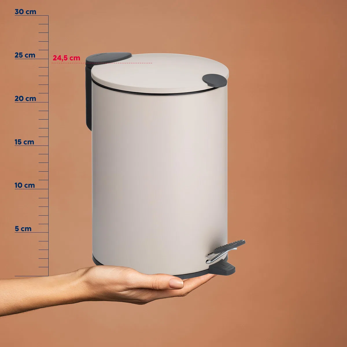 kela Secchio per cosmetici 3 l beige opaco, coperchio con chiusura silenziosa, pattumiera a pedale per bagno MATS, pattumiera da bagno con secchio interno e manici per il trasporto