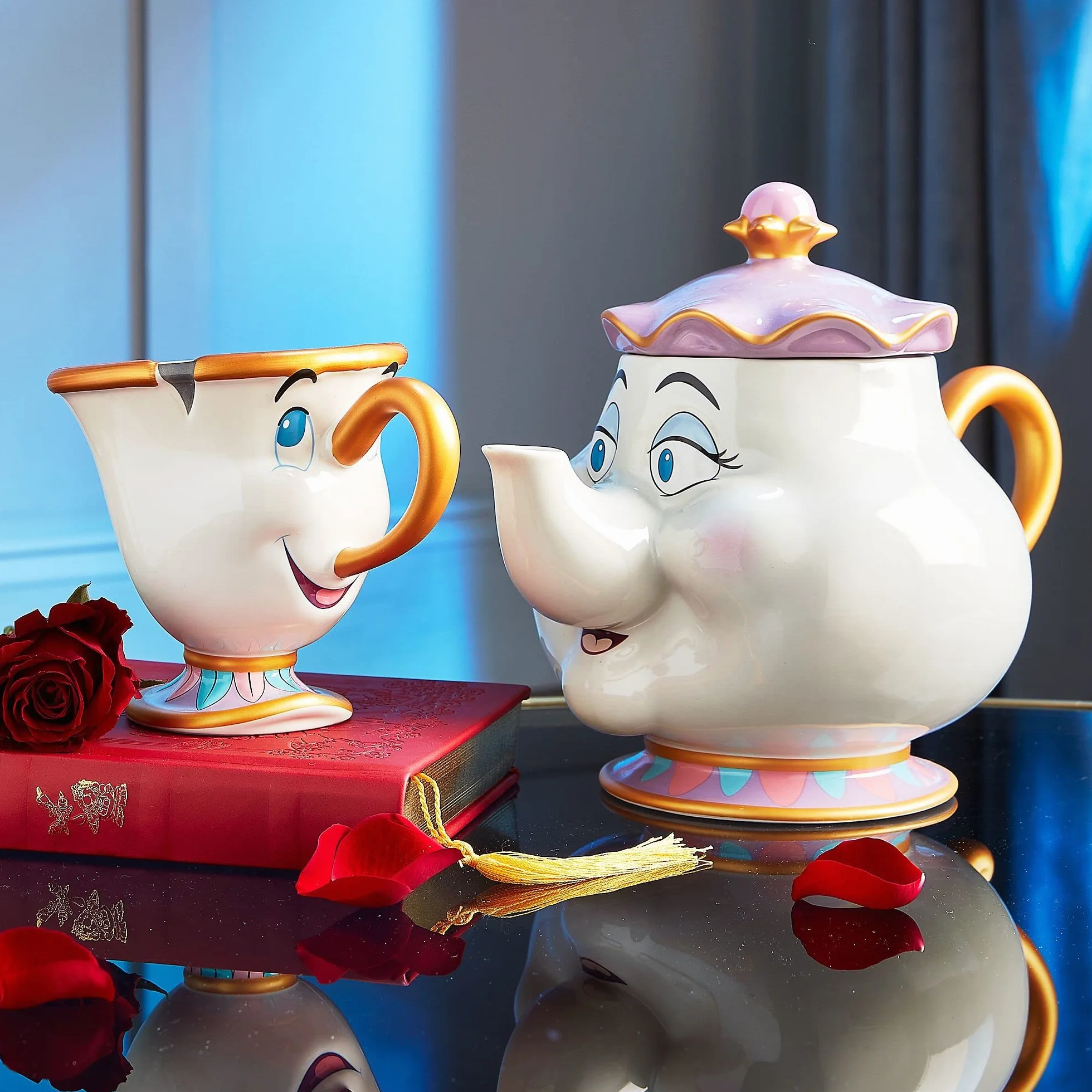 Disney Store grande teiera ufficiale in ceramica di Mrs. Bric, La Bella e la Bestia, teiera per bimbi in gres con dettagli dipinti e particolari in lamina dorata - 945 ml