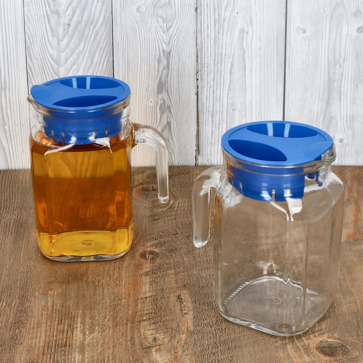 MamboCat Kora Set di 2 brocche per frigorifero con coperchio in plastica blu, 0,5 litri, caraffa quadrata in vetro con beccuccio e manico per tè freddo, acqua, succhi di frutta, latte & Co.