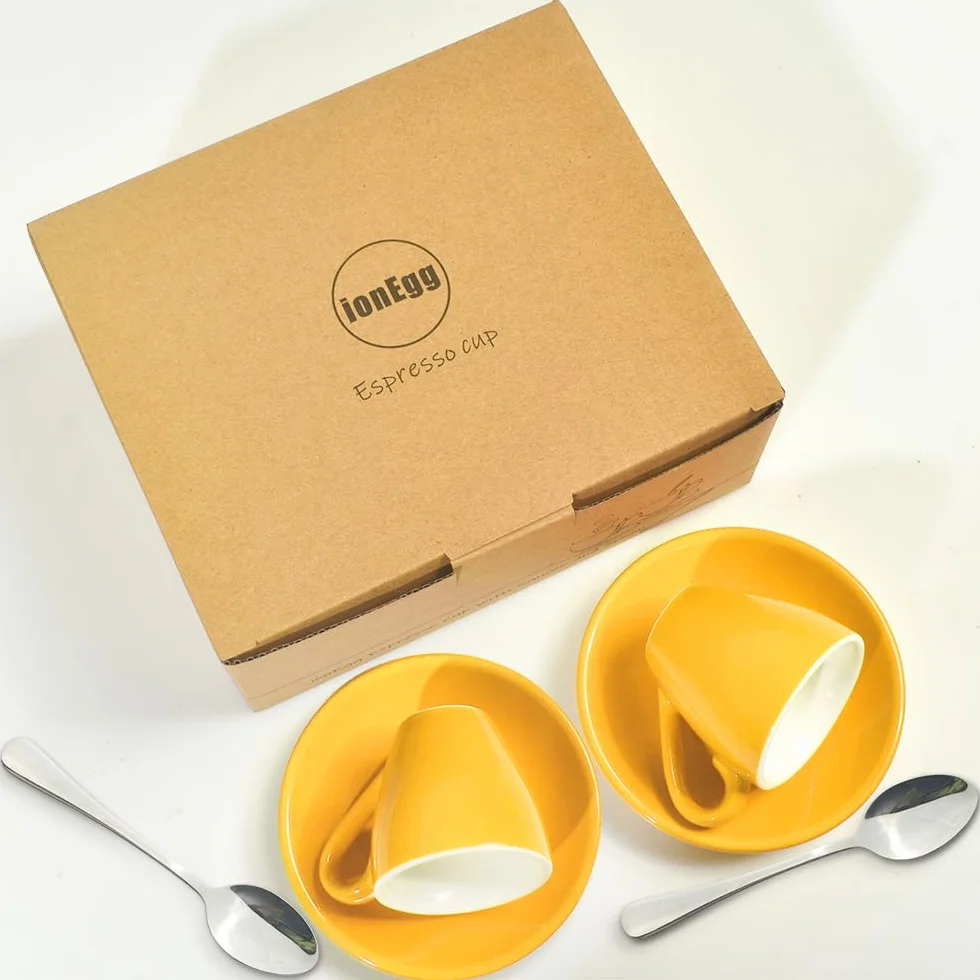 ionEgg Tazza da caffè in porcellana con piattino e mini cucchiaini in acciaio inox, 80 ml, confezione da 2, giallo