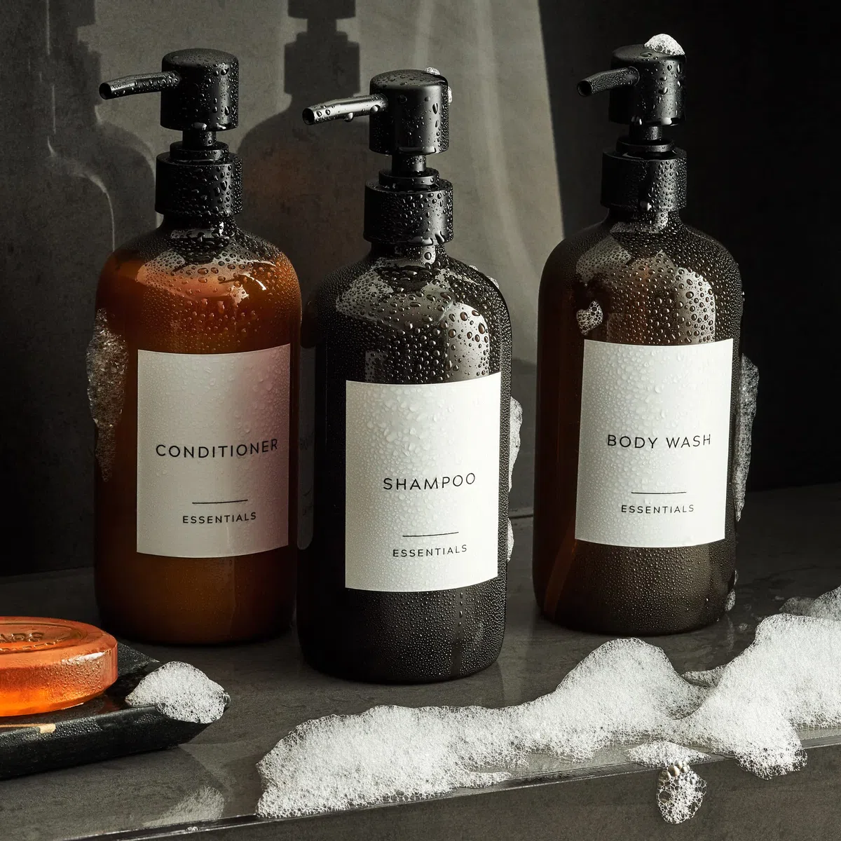 KIBAGA Set di 3 erogatori in PET per shampoo, balsamo e bagnoschiuma, 620 mL, con pompa ed etichette, facile da ricaricare, per un miglioramento istantaneo dell’arredamento del bagno, bianco