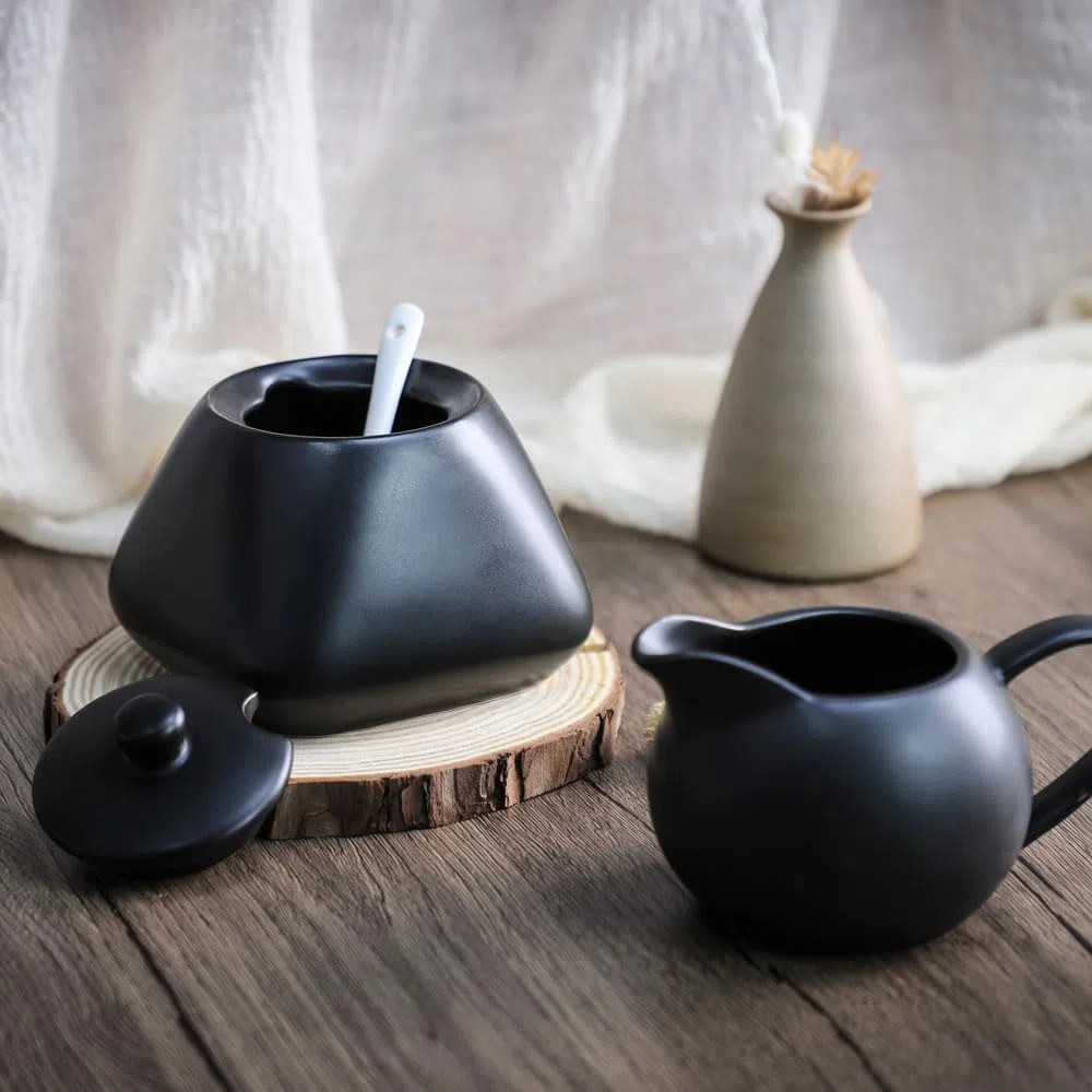 Set da caffè in ceramica semplice, nero, brocca e zuccheriera