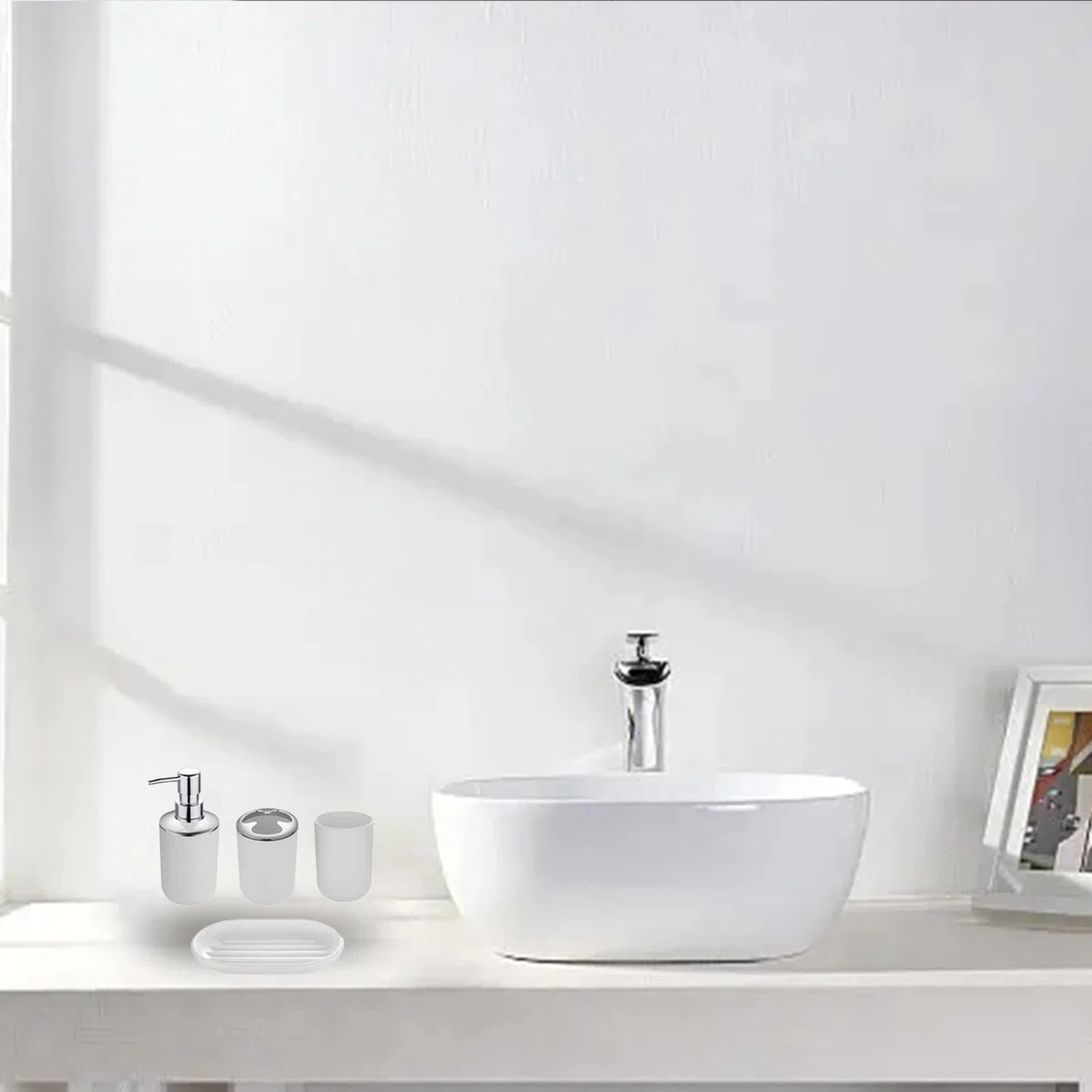 Set di 4 accessori da bagno con dispenser per sapone, tazza da bagno, portasapone, portaspazzolino e dentifricio (bianco)