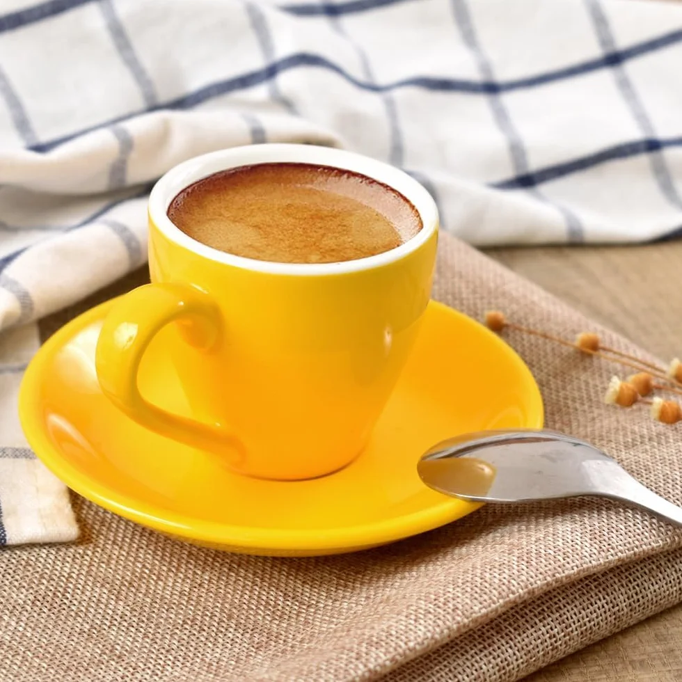 ionEgg Tazza da caffè in porcellana con piattino e mini cucchiaini in acciaio inox, 80 ml, confezione da 2, giallo