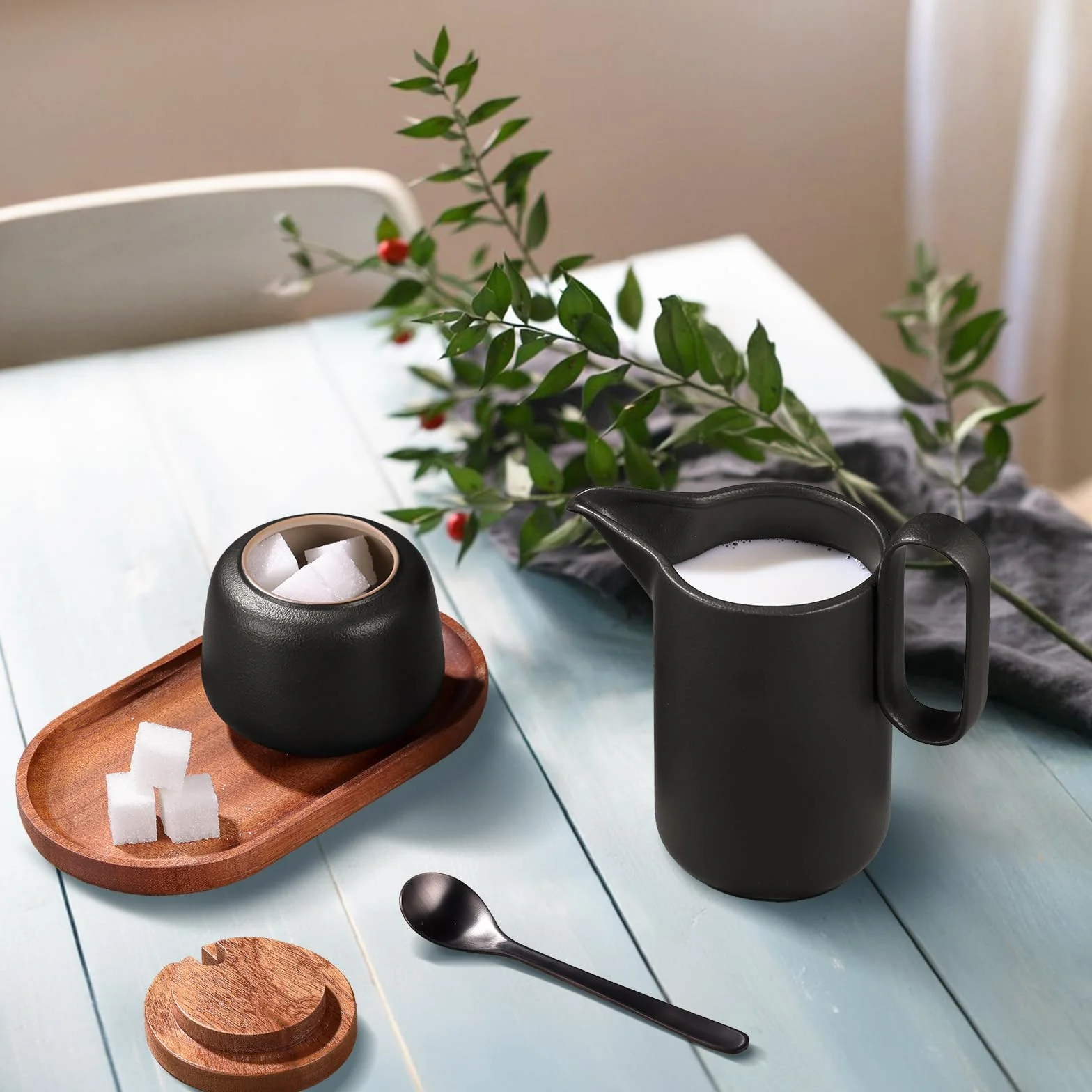 ecooe Set latte e zucchero – Brocca per latte in ceramica nera e zuccheriera, con coperchio e cucchiaio in metallo, zuccheriera Barista con vassoio in legno, brocca in ceramica, contenitore per latte