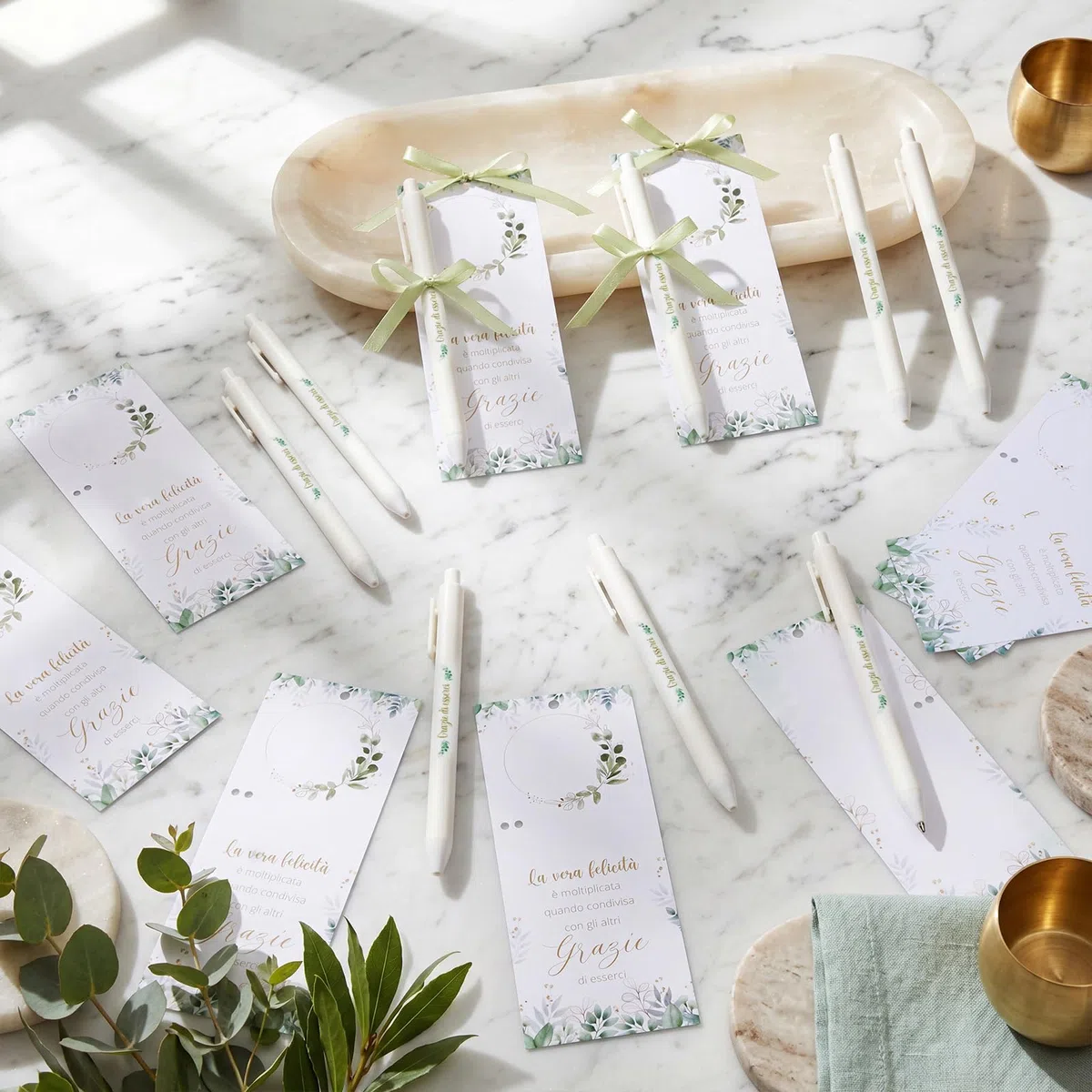 Nezyo 50 Pezzi Bomboniere Segnaposto con Penna e Nastro Segnaposto per Comunione Matrimonio Battesimo Cresima Compleanno Grazie Regalo per gli Ospiti Decoración da Tavola(Verde salvia)