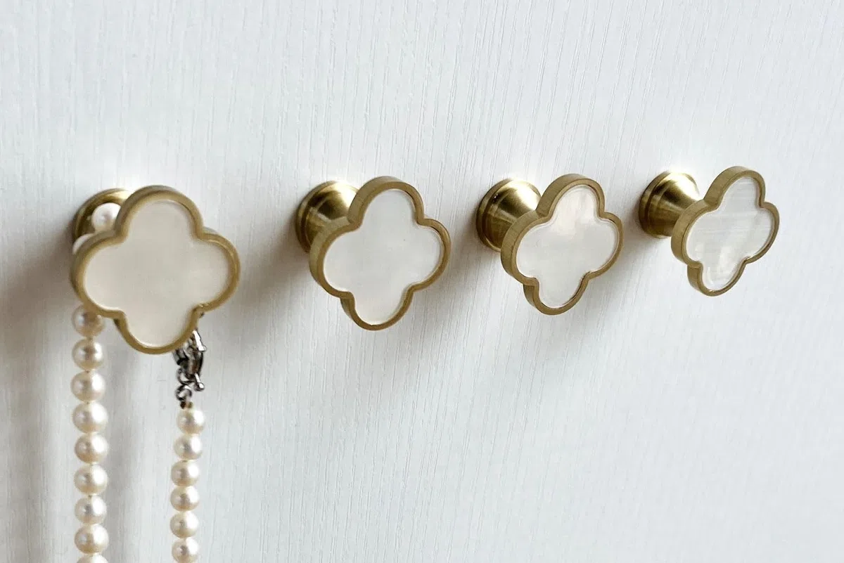 Gancio decorativo da parete in ottone massiccio, ganci a vite per appendere cappotti, zaini e borse, ganci da parete dorati champagne (confezione da 4, bianco conchiglia)