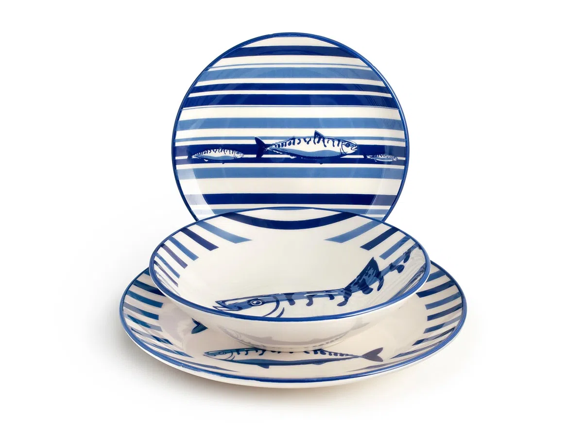 H&H Puerto Servizio Tavola 18 Pezzi in Stoneware – Set Piatti Decorati Blu e Azzurro con Motivo Pesce – Lavabile in Lavastoviglie, Perfetto per Estate, Case al Mare e Cene a Tema