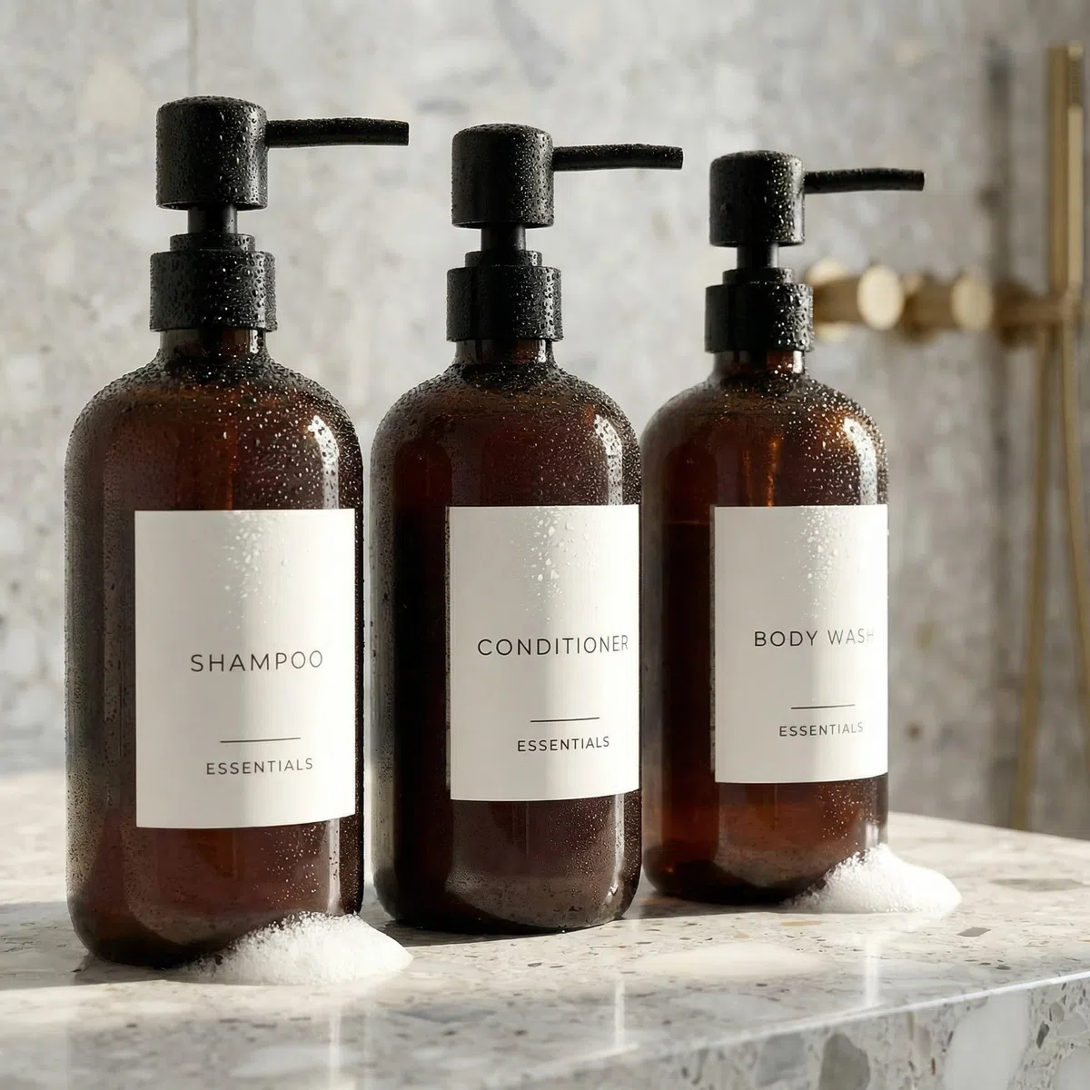 KIBAGA Set di 3 erogatori in PET per shampoo, balsamo e bagnoschiuma, 620 mL, con pompa ed etichette, facile da ricaricare, per un miglioramento istantaneo dell’arredamento del bagno, bianco