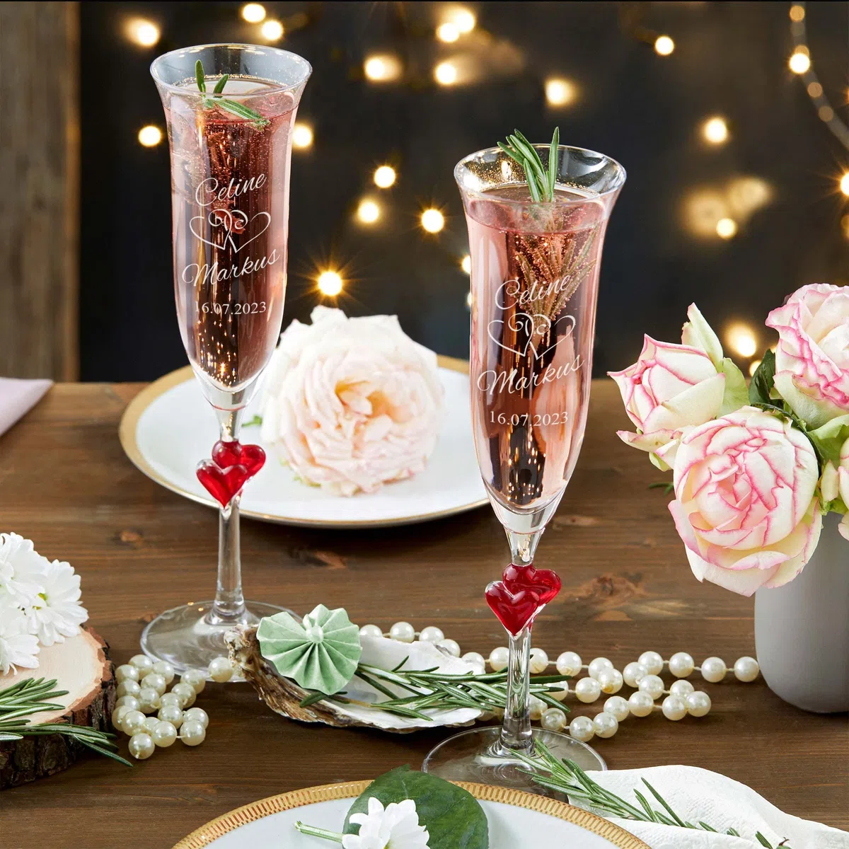 AMAVEL - Set 2 Flûte con Cuori Rossi sullo Stelo e Incisione - Motivo Cuori - Personalizzati con [NOMI] e [DATA] - Calici da Prosecco - Regalo di Nozze - Regalo di Anniversario - San Valentino