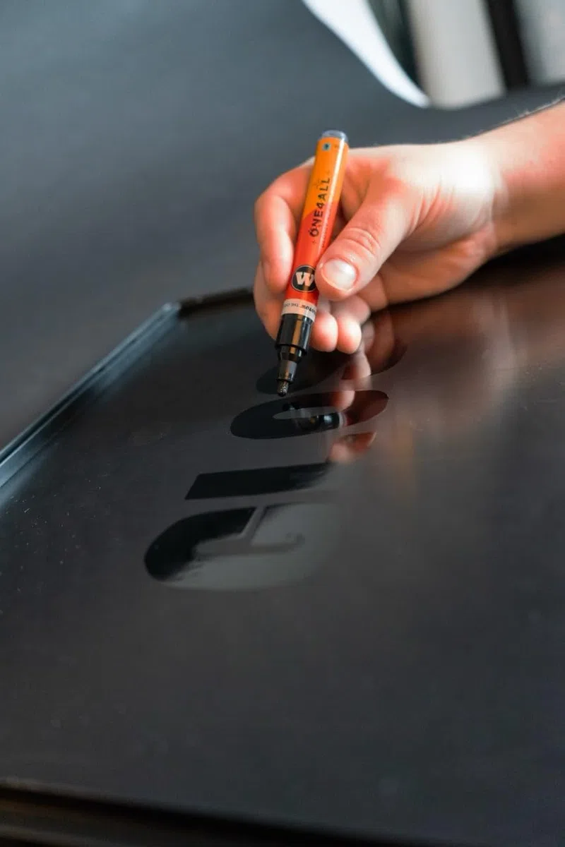 MOLOTOW ONE4ALL 227HS - Pennarello a vernice ricaricabile, 4 mm, #252, nero lucido