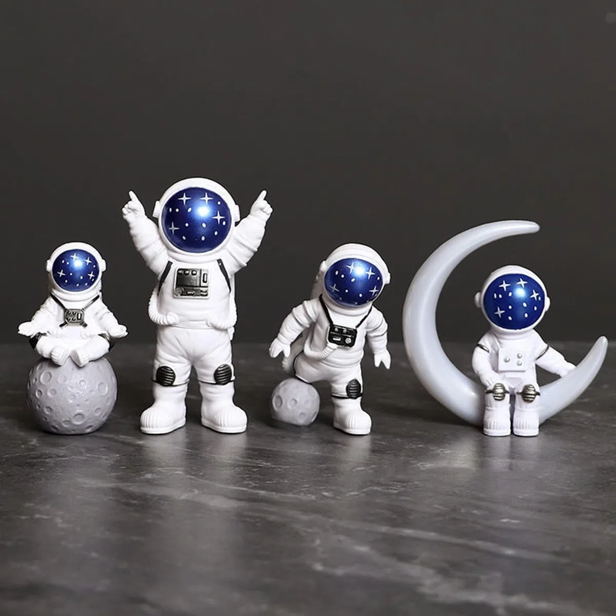 Set di 4 statue di astronauta blu e bianco, scultura astronauta spaziale, decorazione a tema spaziale, decorazione per cameretta dei bambini