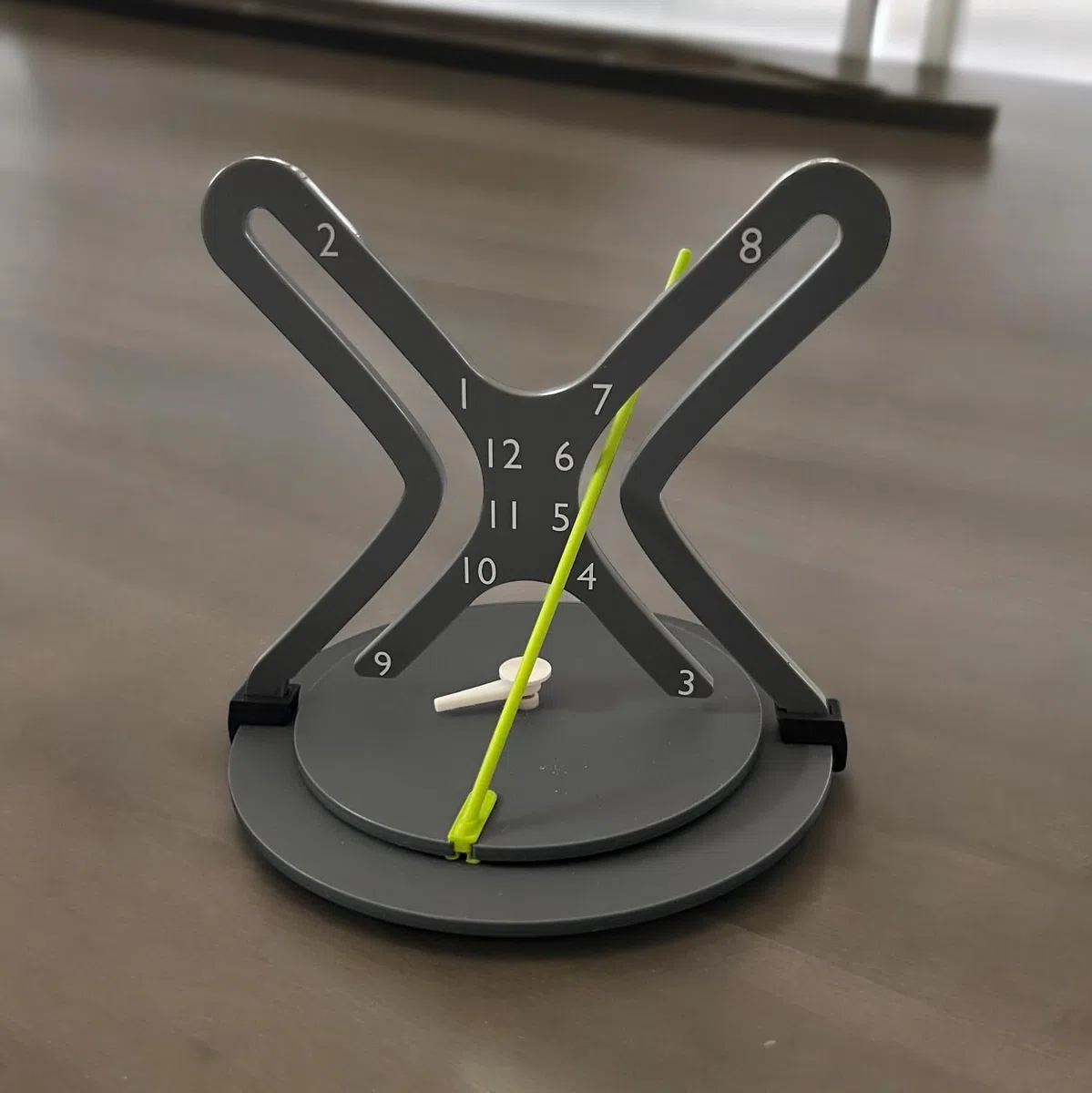 L'orologio Hyperbola - Braccio fluorescente verde