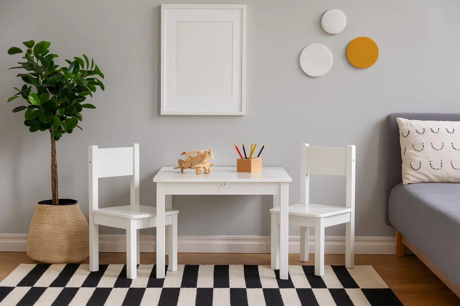 leomark tavolo e 2 sedie in legno per bambini 60x60x49 cm, stabile set per camera dei bambini, sala comune, scuola materna, asilo nido, mobili per bambini, Yeti colore BIANCO