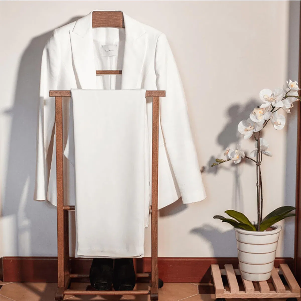 Sicignano | Indossatore Camera Spogliatoio, Legno Faggio, 2 Montanti - Adatto per Giacche Cappotti Pantaloni - Antiscivolo, con Rotelle - Servo Muto, Appendiabiti - 44.5x30x104h cm (Legno Naturale)