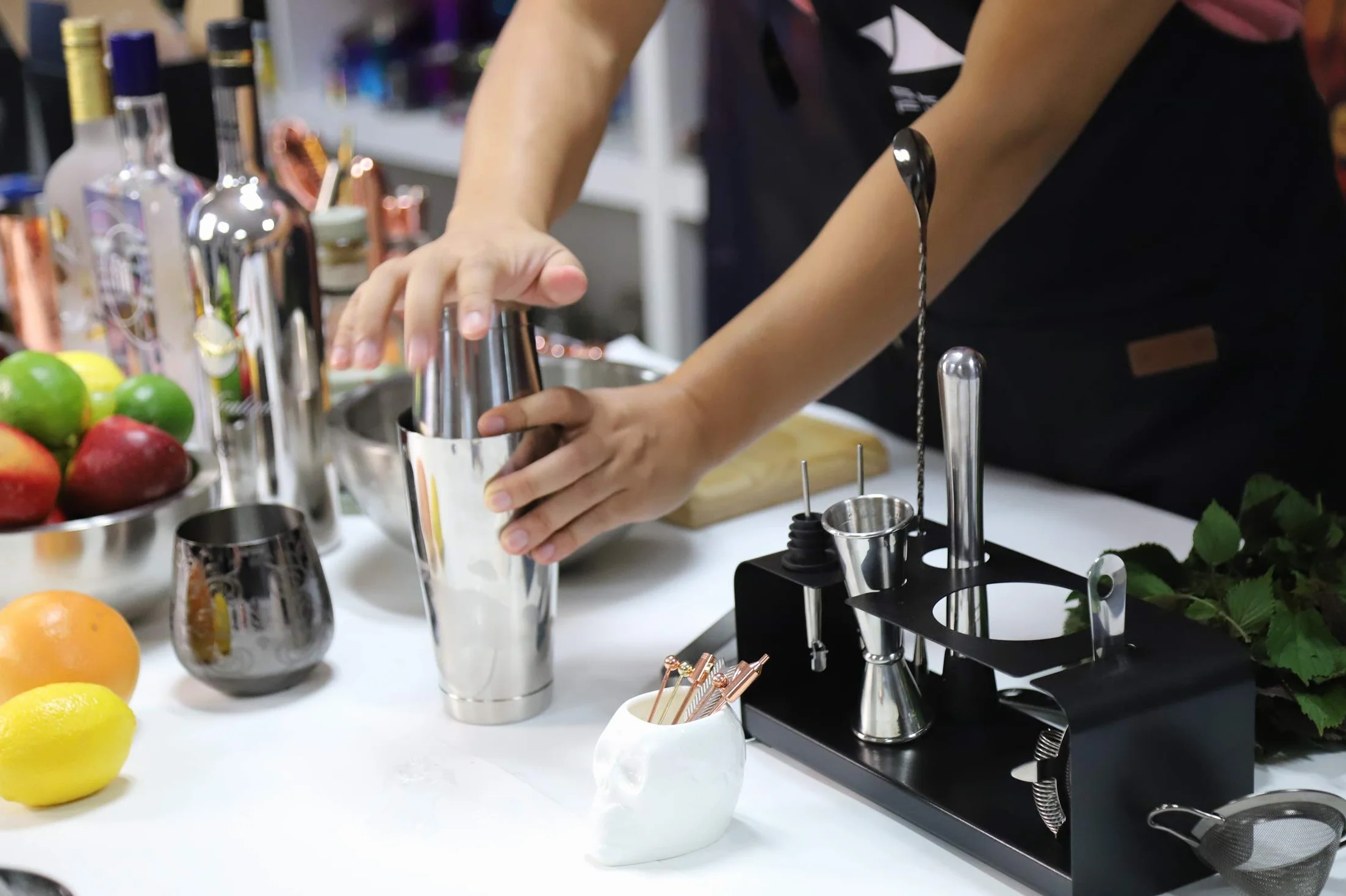 SKY FISH Shaker per Cocktail, Set di Boston Shaker da 8 Pezzi, Kit da Barman Premium con Supporto in Acciaio Inossidabile, Set Completo da Bartending per la Casa