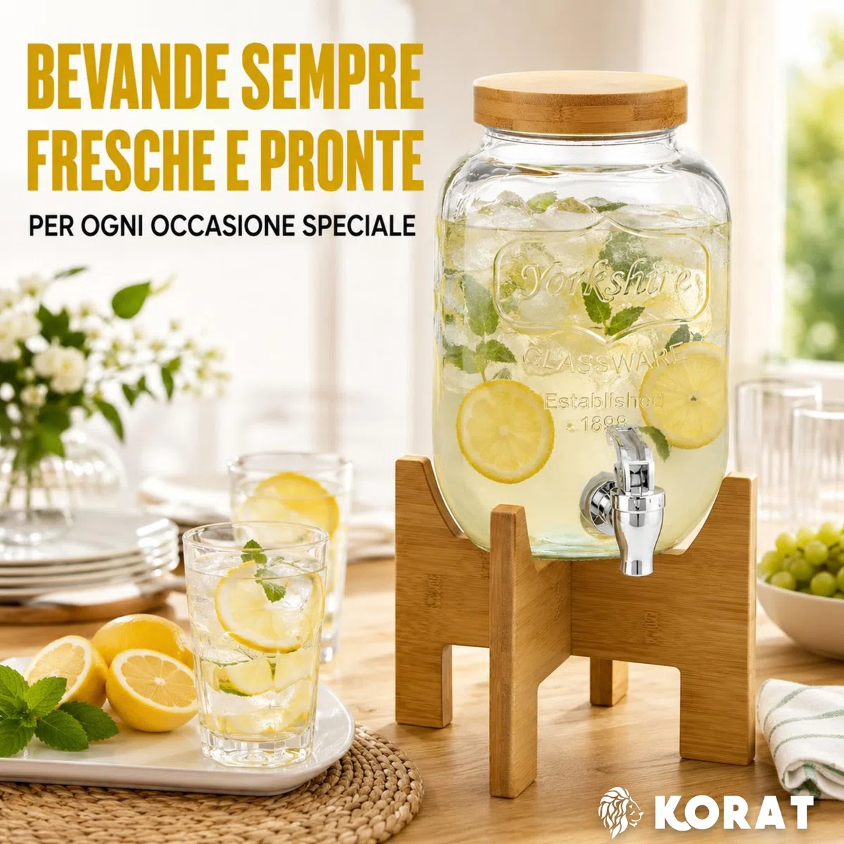KORAT - Dispenser Bevande in Vetro con Rubinetto e Supporto in Bambù, Contenitore per Acqua, Limonata, Cocktail e Succhi, Tappo Ermetico, 8 LT - 18x24x44 Cm