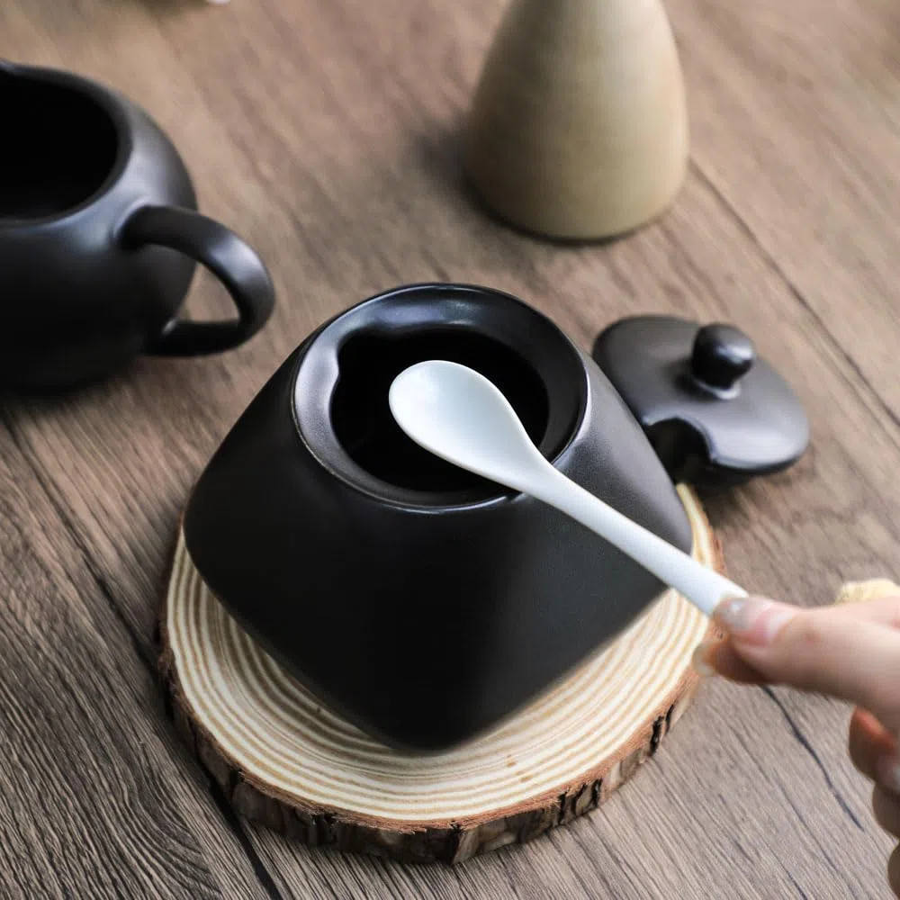 Set da caffè in ceramica semplice, nero, brocca e zuccheriera