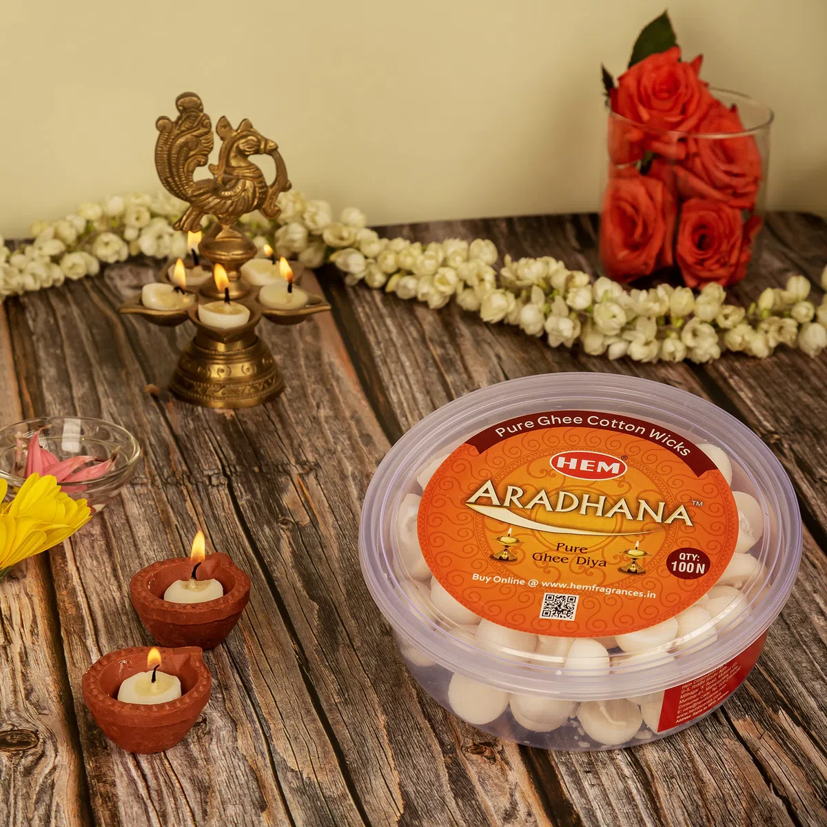 HEM Aradhna Pure Ghee Diya con Batti Confezione da 100 Diyas | Articoli per la casa Pooja | Senza cera | Stoppini per ghee per preghiere, rituali e occasioni speciali | Tempo di combustione 30 minuti