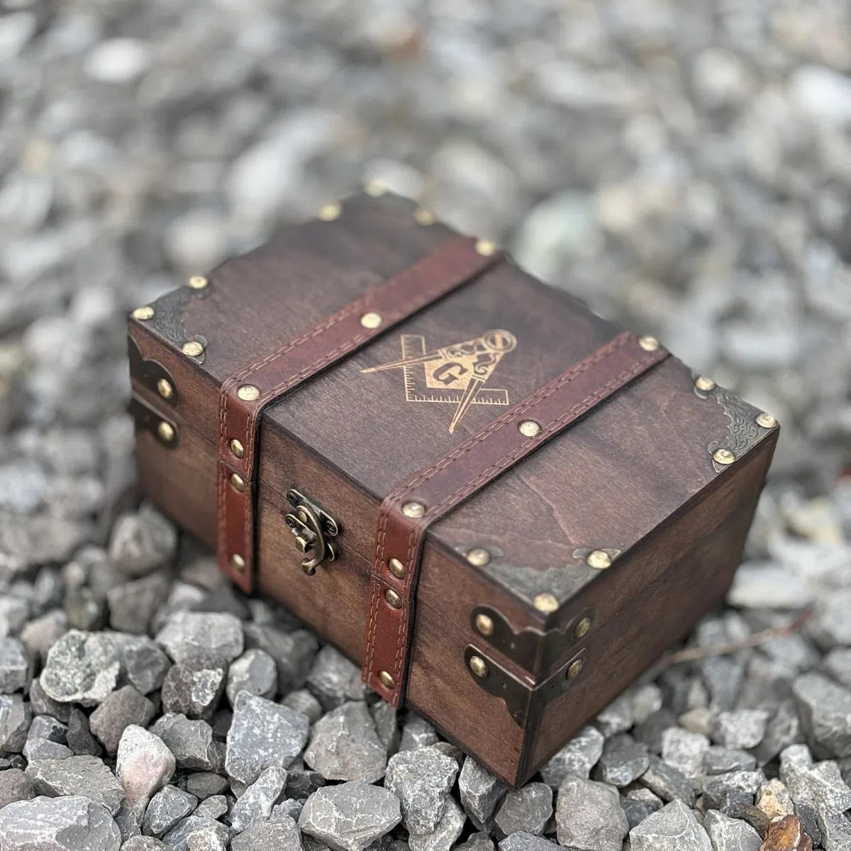 Scatola in legno e pelle con incisione massonica, scatola di legno con rivestimento in velluto, per riporre oggetti e attrezzi massonici