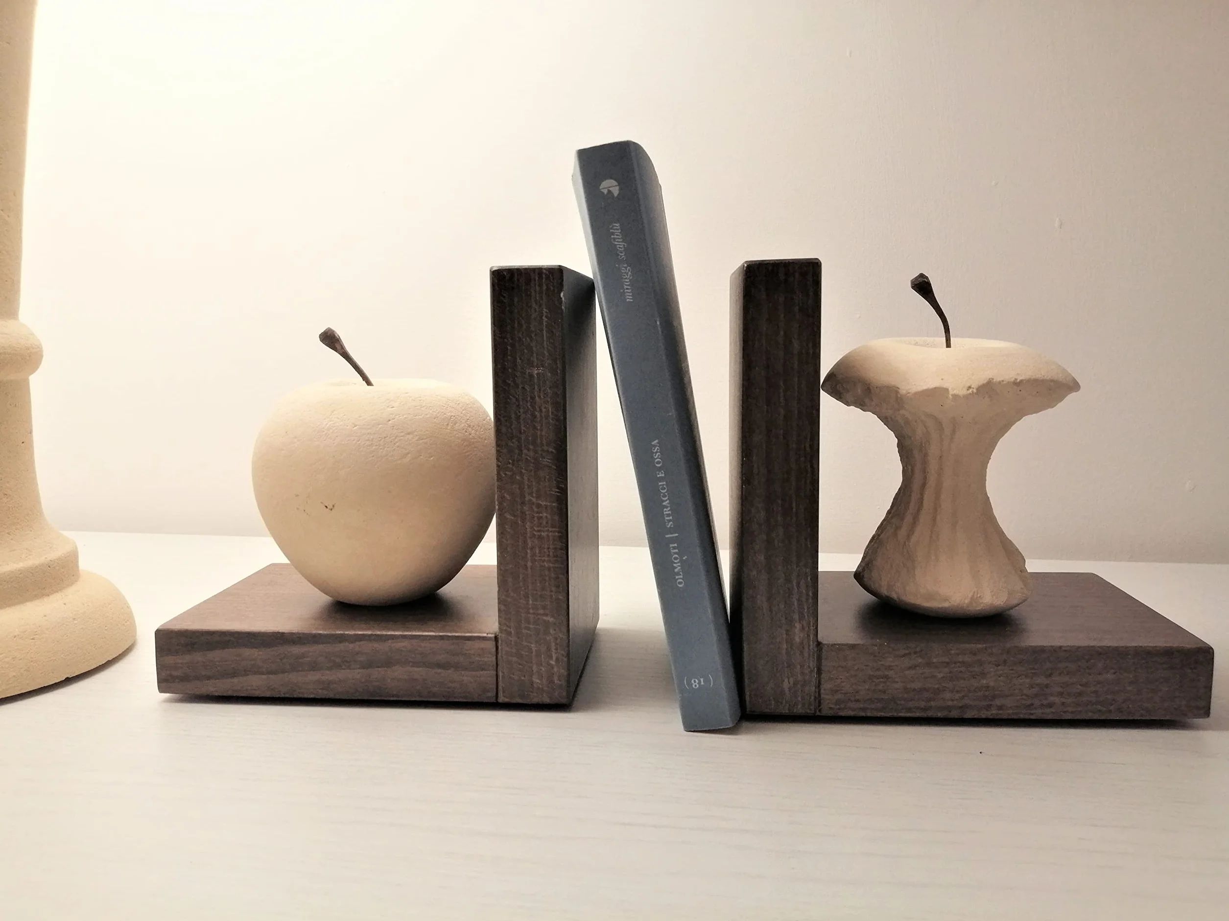Coppia Di Fermalibri per Cameretta Ferma Libro Scultura In Pietra Su Base In Legno 2 Fermalibri Design Da Scrivania Prodotto Lavorato Made In Italy Q027T + Q027M