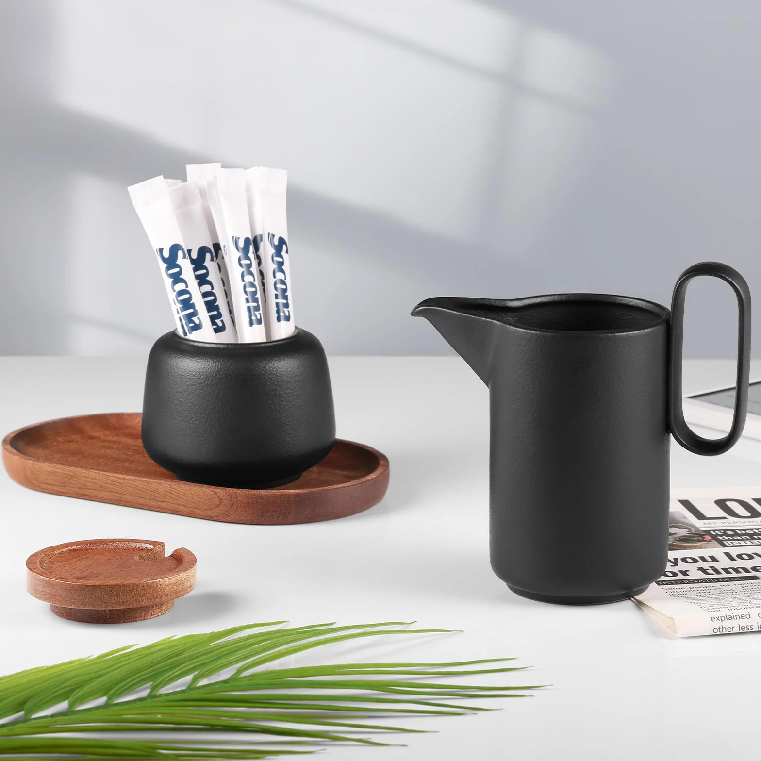 ecooe Set latte e zucchero – Brocca per latte in ceramica nera e zuccheriera, con coperchio e cucchiaio in metallo, zuccheriera Barista con vassoio in legno, brocca in ceramica, contenitore per latte