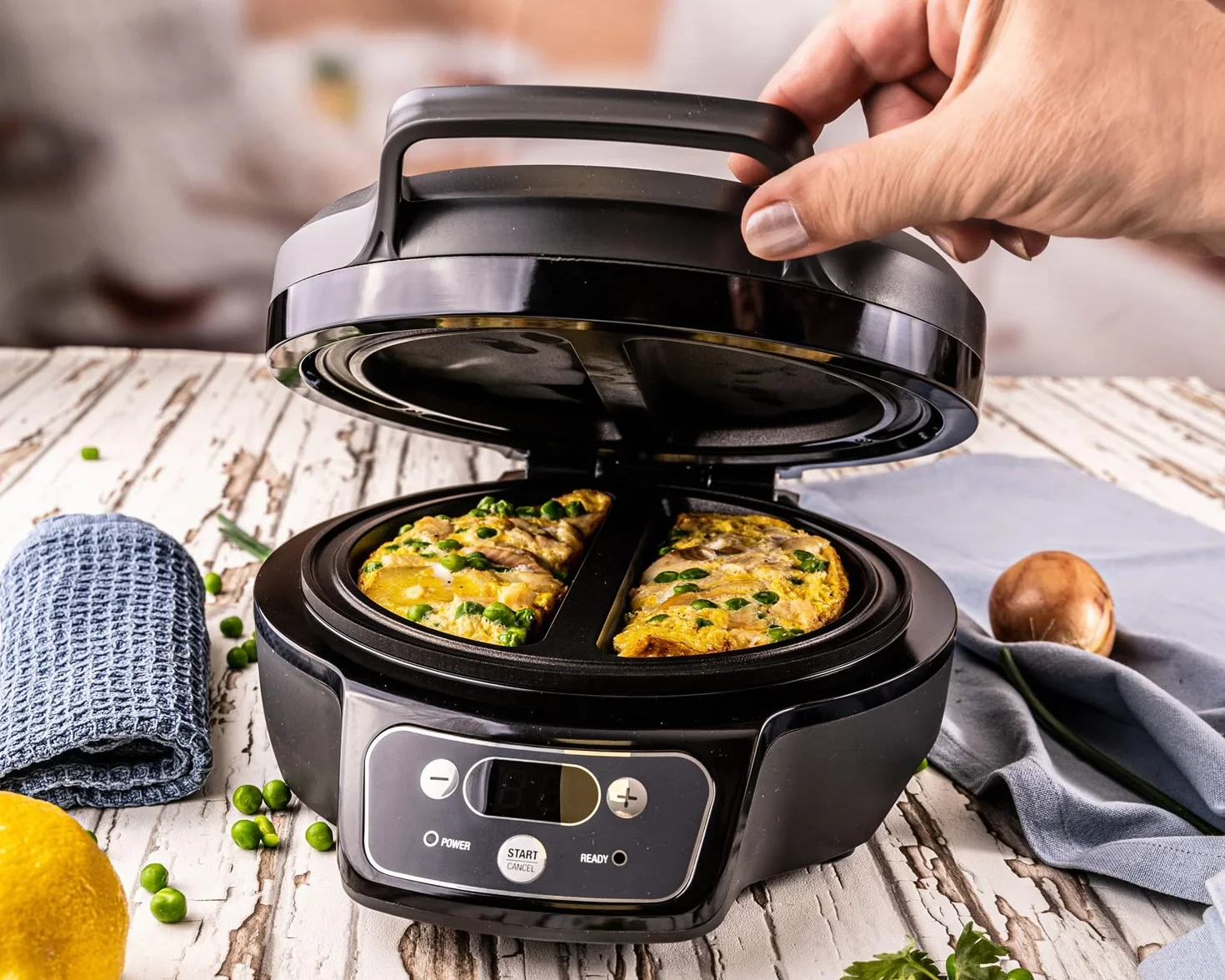 ROMMELSBACHER Omelett Chef OM 950 - Custodia Cool Touch per 2 omelette, rivestimento antiaderente, timer da 20 minuti, display LED, spie di controllo, grondaia, 950 Watt