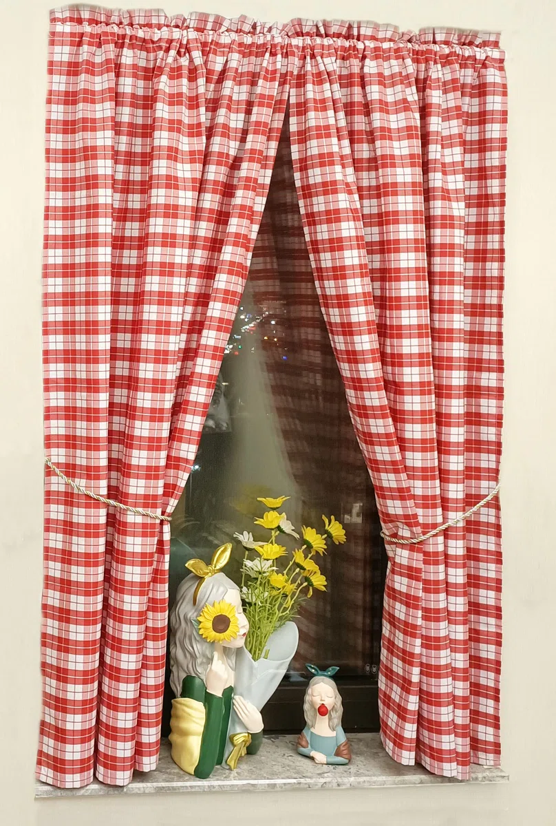 Tende opache con motivo a quadretti, tende per casa di campagna, tende per salotto con nastri e cordoncino e arricciatura (A x L 100 x 80 cm, Rosso) Confezione da 2