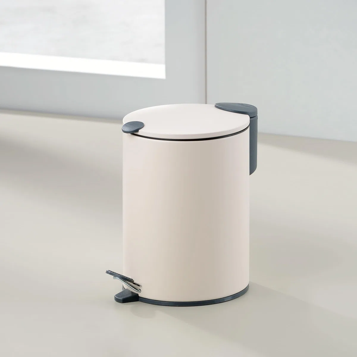 kela Secchio per cosmetici 3 l beige opaco, coperchio con chiusura silenziosa, pattumiera a pedale per bagno MATS, pattumiera da bagno con secchio interno e manici per il trasporto
