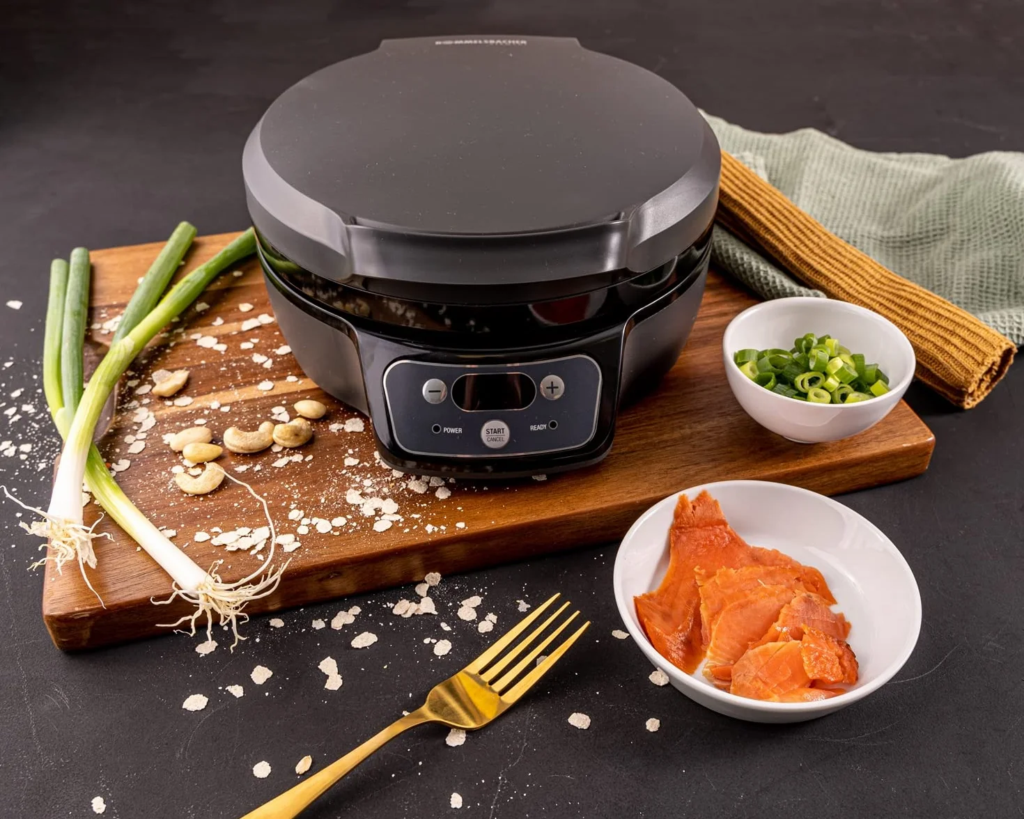 ROMMELSBACHER Omelett Chef OM 950 - Custodia Cool Touch per 2 omelette, rivestimento antiaderente, timer da 20 minuti, display LED, spie di controllo, grondaia, 950 Watt
