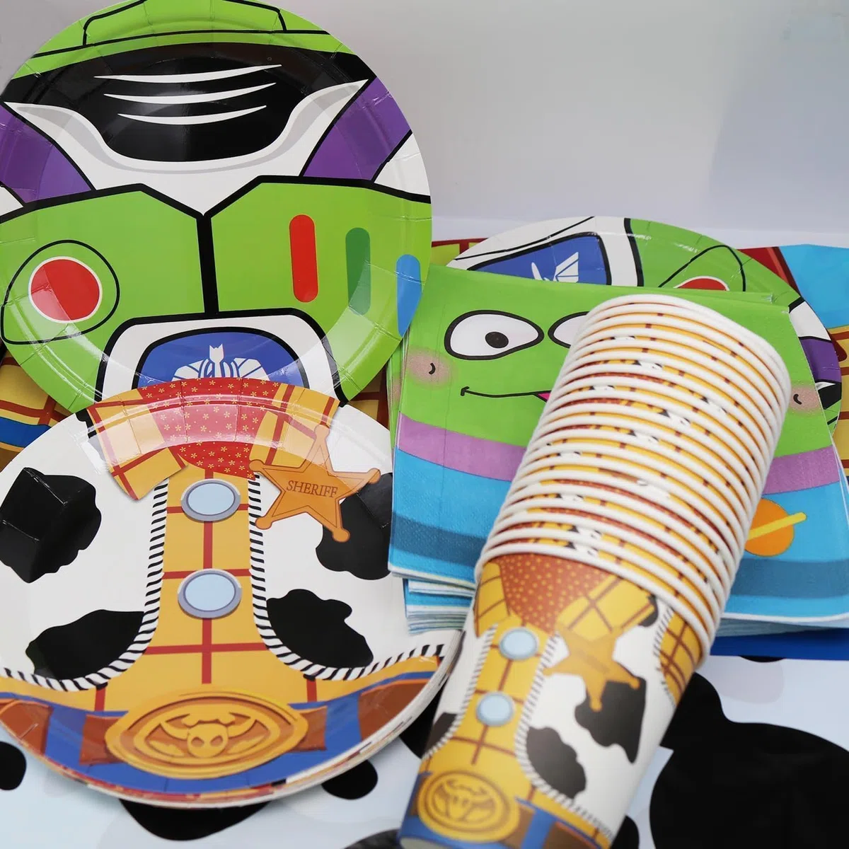 Set di 61 pezzi di stoviglie per feste Toy Story, decorazioni per feste di compleanno per bambini, comprensivo di bicchieri, piatti, tovaglia e tovaglioli, per 20 ospiti