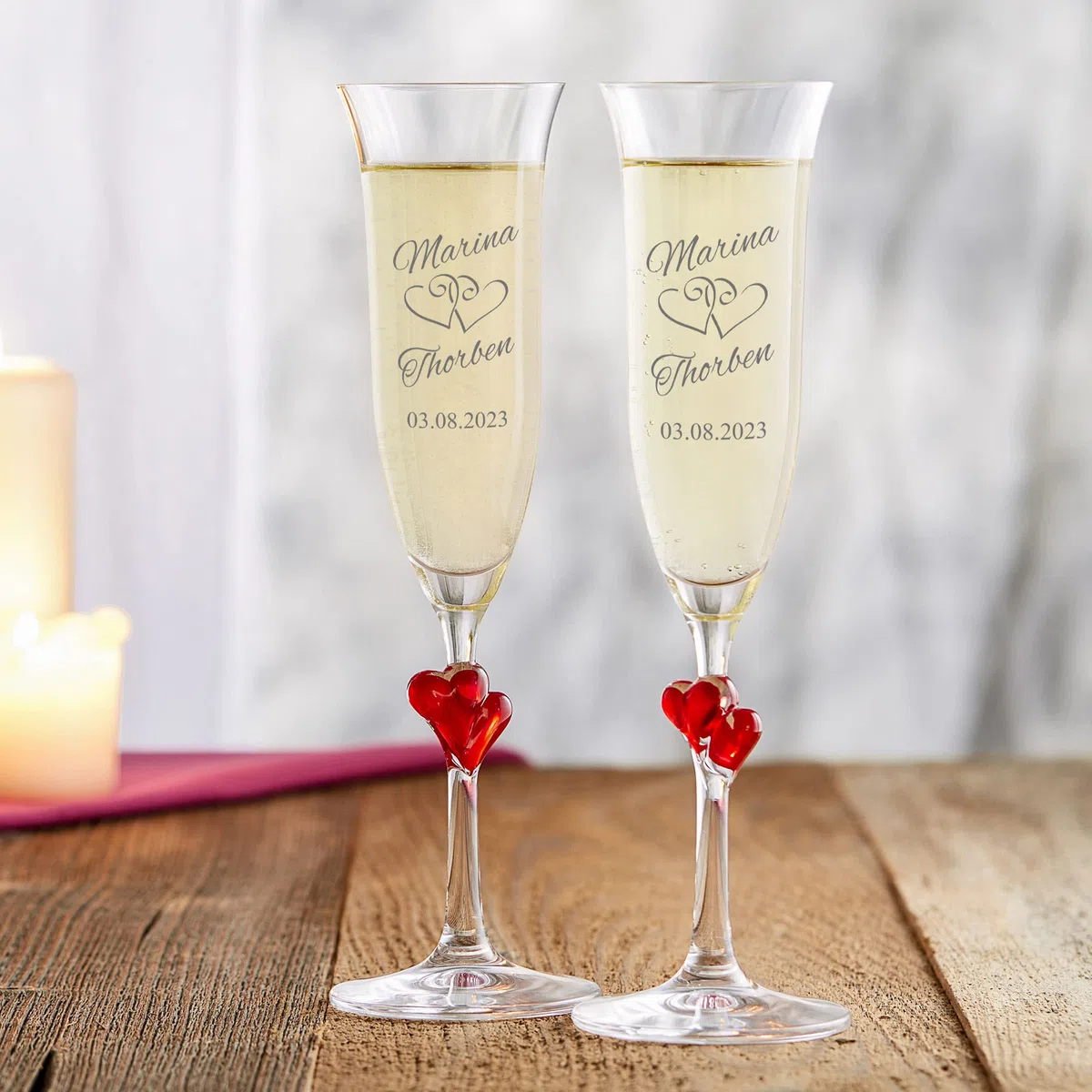 AMAVEL - Set 2 Flûte con Cuori Rossi sullo Stelo e Incisione - Motivo Cuori - Personalizzati con [NOMI] e [DATA] - Calici da Prosecco - Regalo di Nozze - Regalo di Anniversario - San Valentino