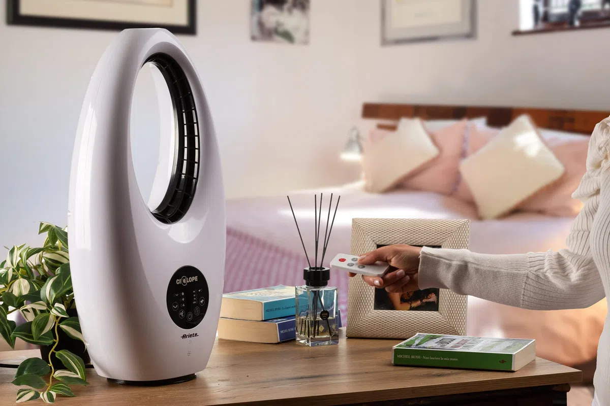 Ariete 803 Ventilatore Digitale Ciclope, Senza pale, 60W, Da tavolo, Silenzioso, Funzione oscillazione, Timer fino a 7,5 h, 3 velocità, Luce led, Bianco