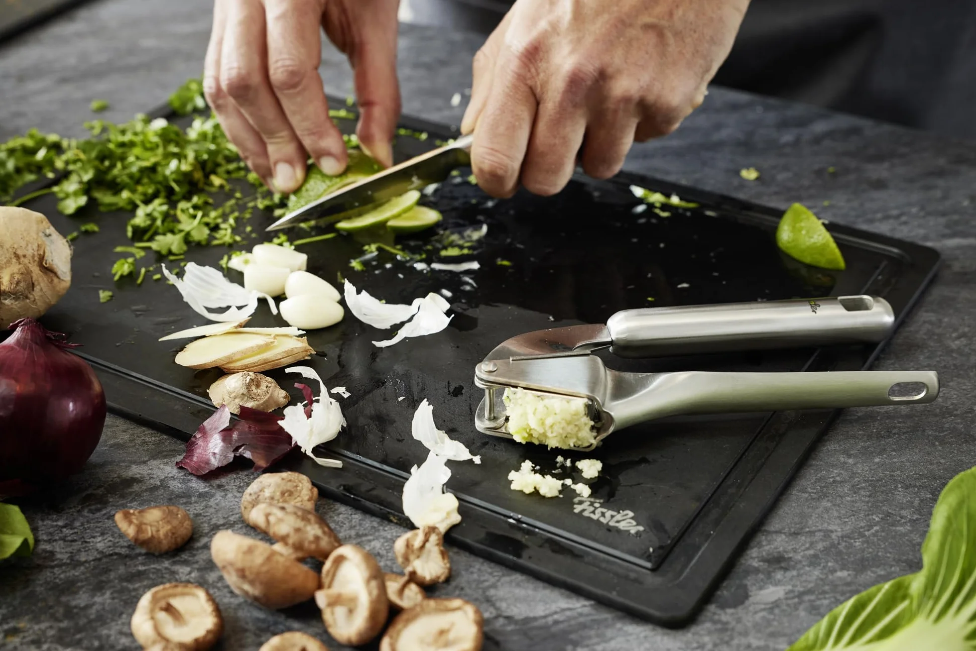 Fissler Cazzuola essenziale in silicone con manico in acciaio inox (38 cm) per salsa, mestolo, con occhiello per appenderla, lavabile in lavastoviglie
