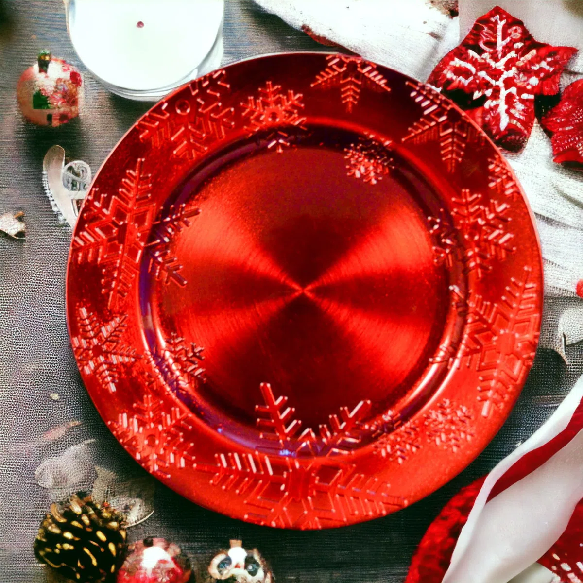 Sottopiatti Rosso FIOCCO DI NEVE Bordo SPAZZOLATO, uso Decorativo in plastica Rigida Bordo RIGHE, Tondo 33 cm, Natale cenone sotto Piatto Natalizio Cenone Capodanno Aperitivo (6 e 12 pz) (12)