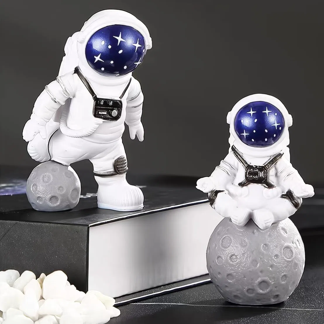Set di 4 statue di astronauta blu e bianco, scultura astronauta spaziale, decorazione a tema spaziale, decorazione per cameretta dei bambini