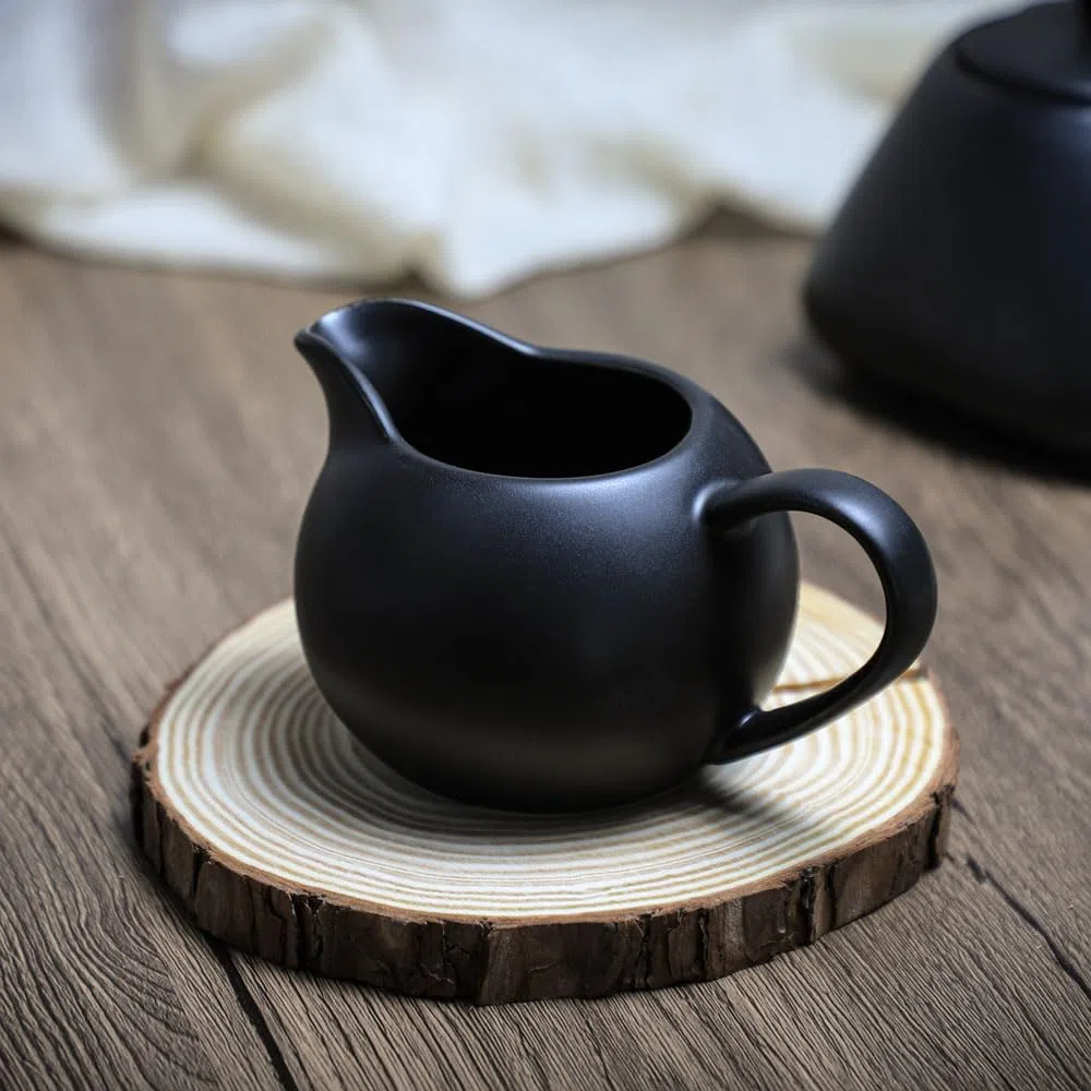 Set da caffè in ceramica semplice, nero, brocca e zuccheriera