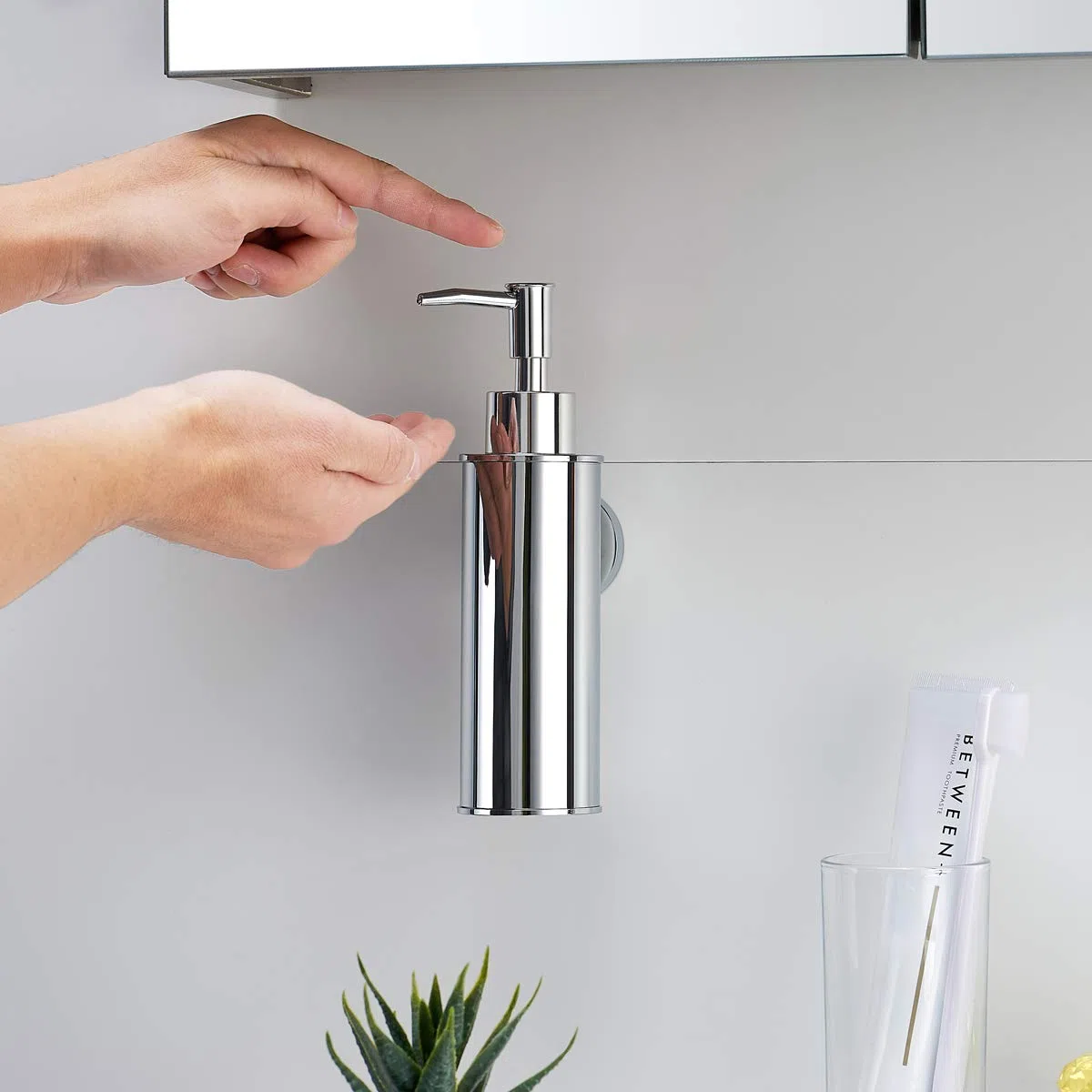 BGL Dispenser di sapone in acciaio inox 304 montato a parete per decorazione (rotondo, cromo)